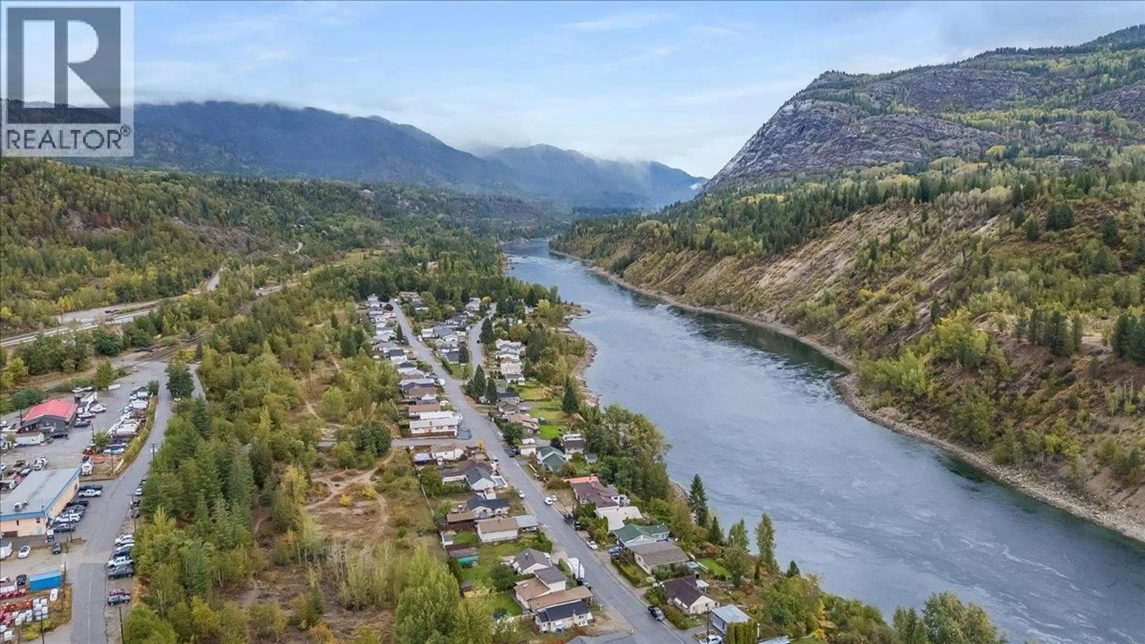 A pic from outside/outdoor area/front of a property/back of a property/a pic from drone, unknown for 256 2ND AVENUE, Rivervale British Columbia V1R4V3