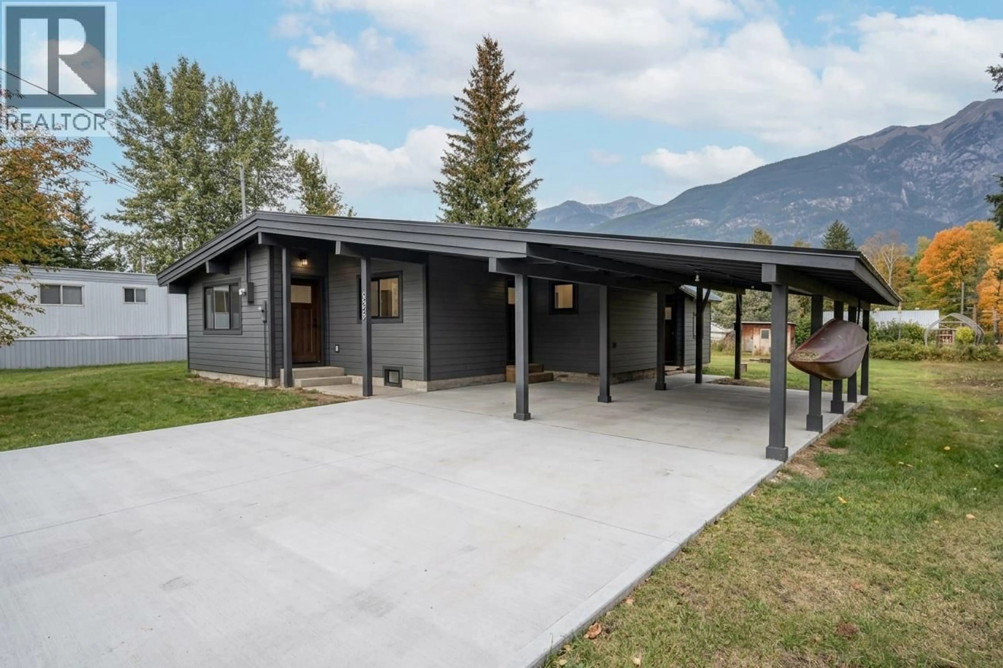 Home with vinyl exterior material, mountain view for 909 RYTER ROAD WEST, Golden British Columbia V0A1H2