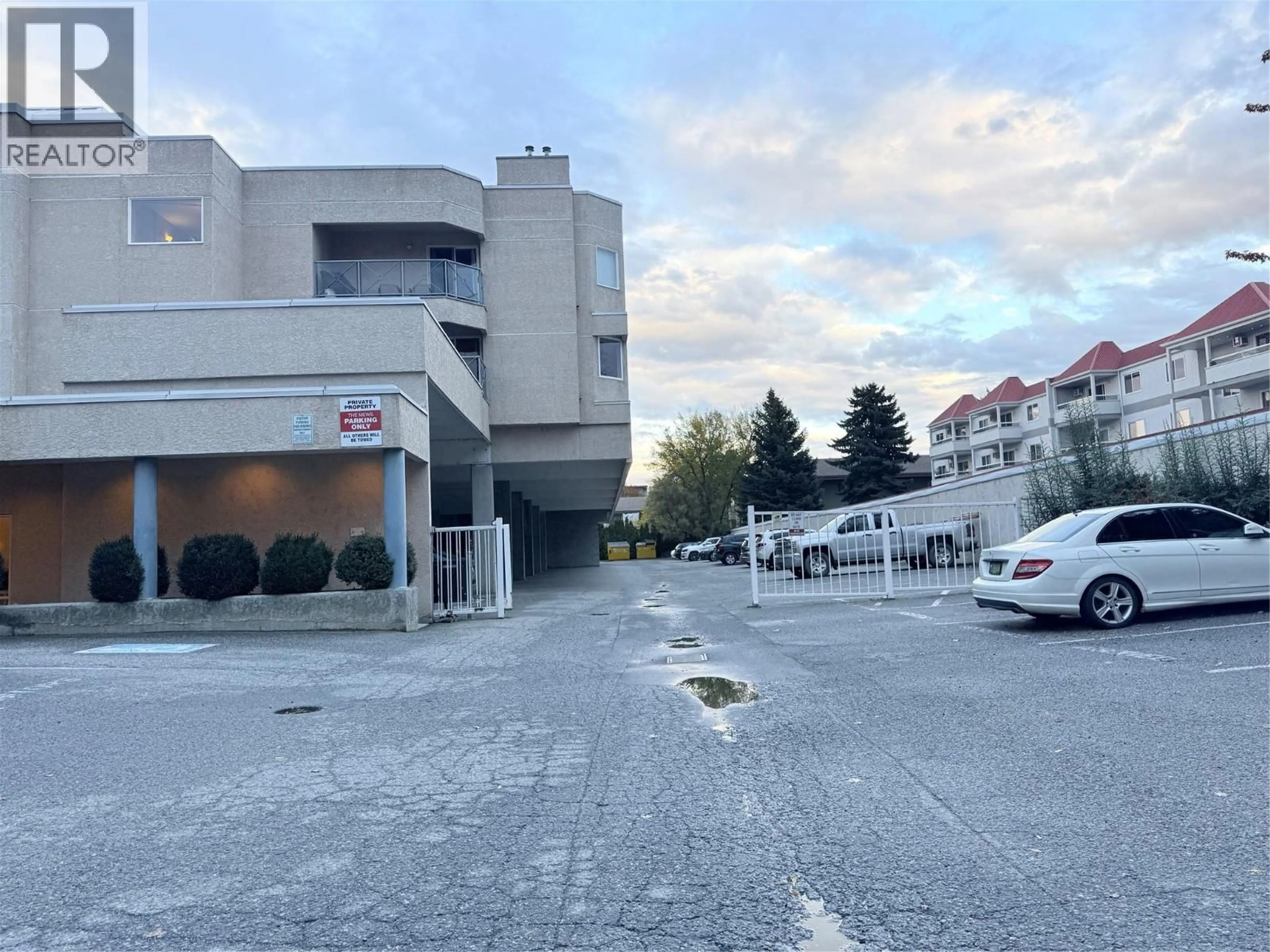 Parking for 407 - 3115 DE MONTREUIL COURT, Kelowna British Columbia V1W3w1