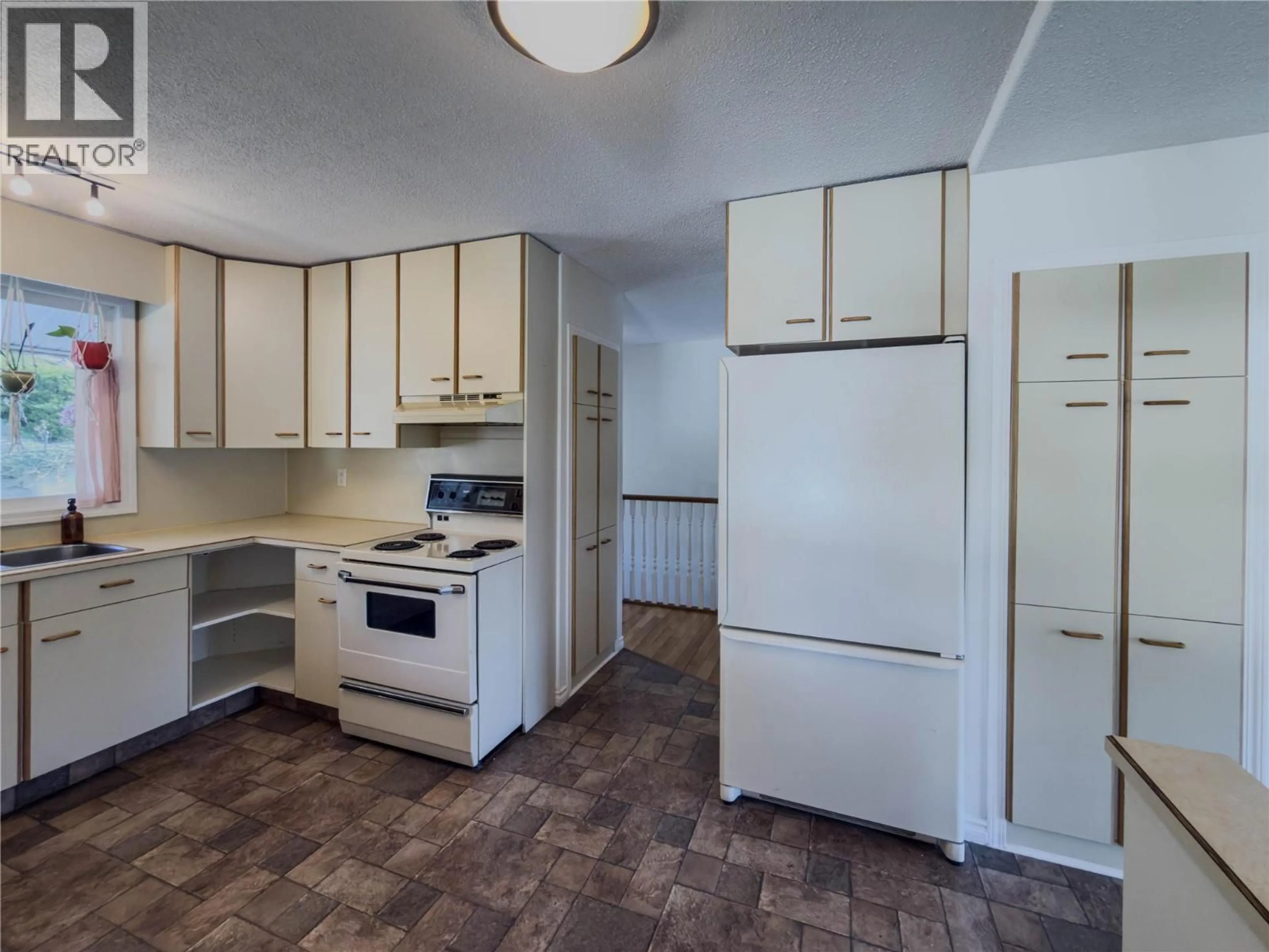 Standard kitchen, unknown for 1595 MT DUFFERIN AVENUE, Kamloops British Columbia V2E1A8
