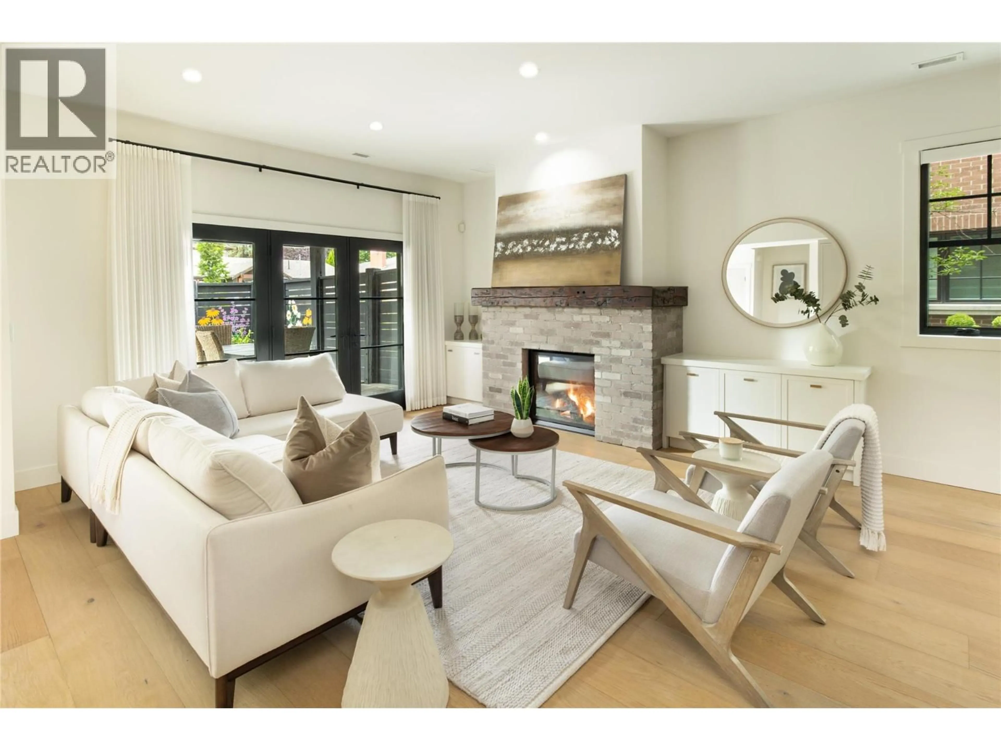 Living room with furniture, unknown for 2691 GORE STREET, Kelowna British Columbia V1Y5A5