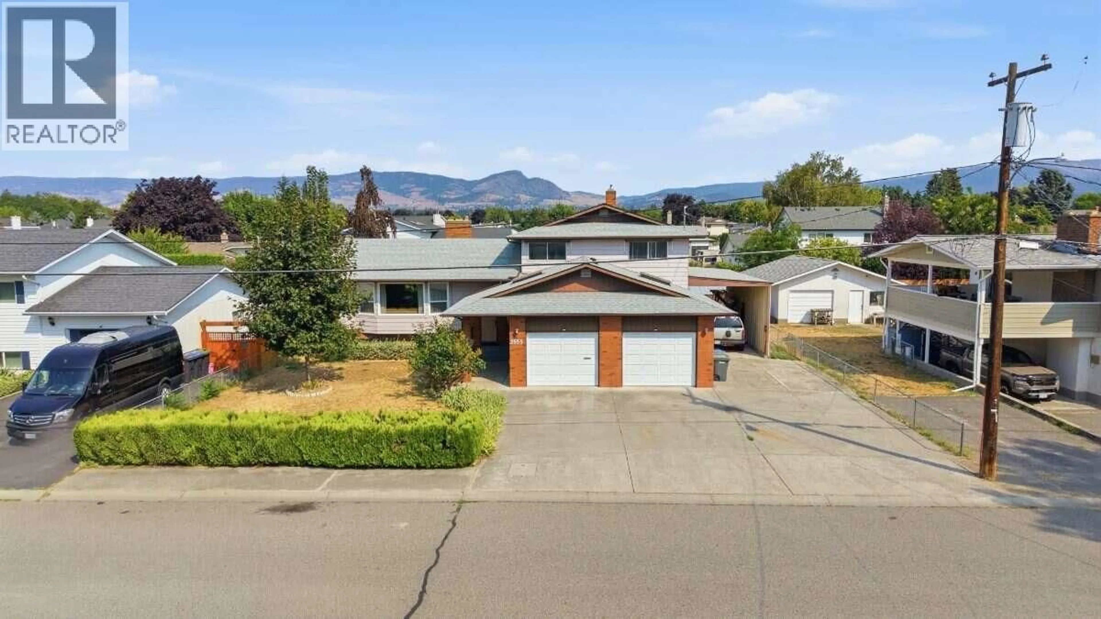 A pic from outside/outdoor area/front of a property/back of a property/a pic from drone, mountain view for 2555 GRENFELL ROAD, Kelowna British Columbia V1Y3C9