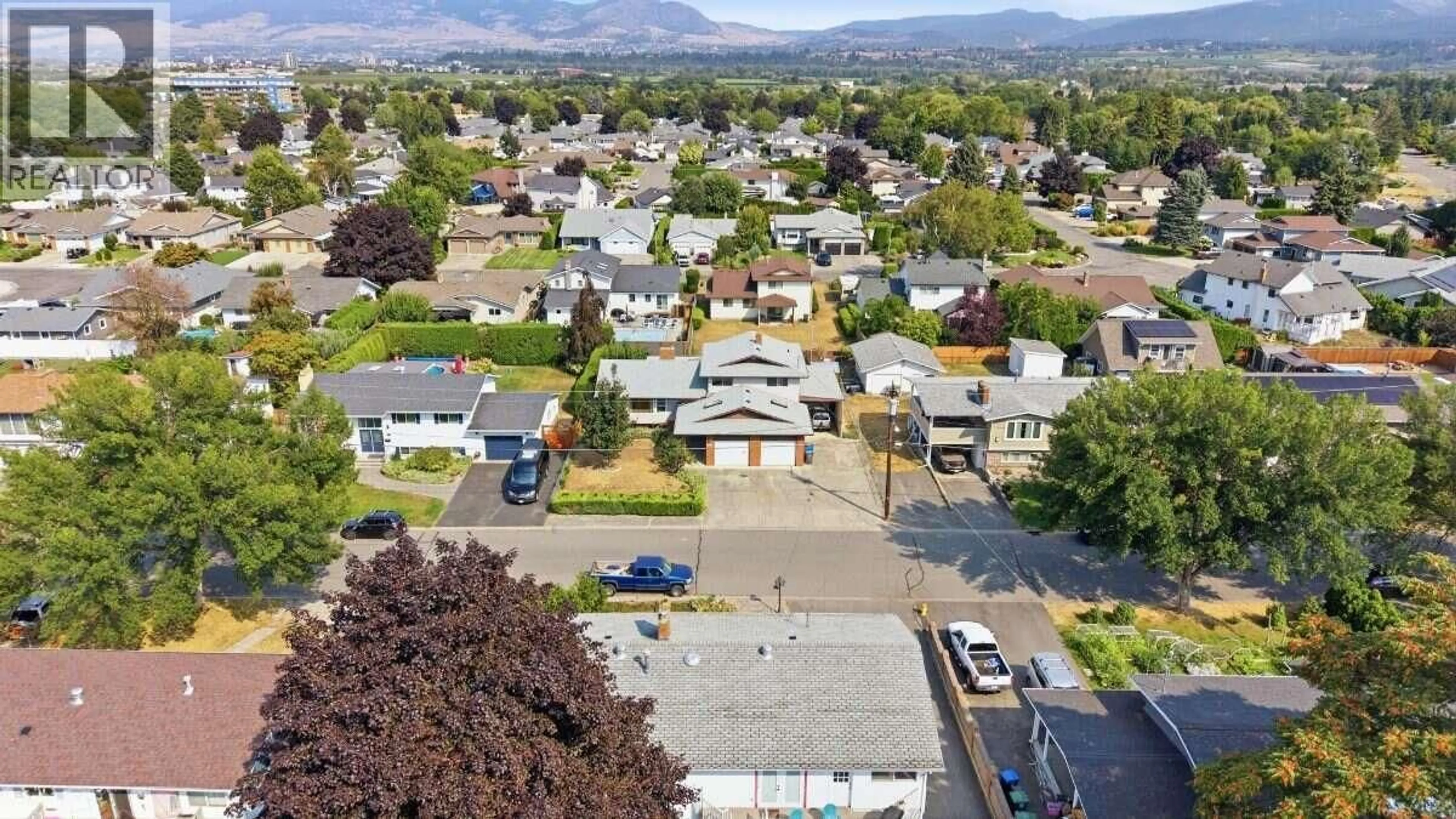 A pic from outside/outdoor area/front of a property/back of a property/a pic from drone, mountain view for 2555 GRENFELL ROAD, Kelowna British Columbia V1Y3C9