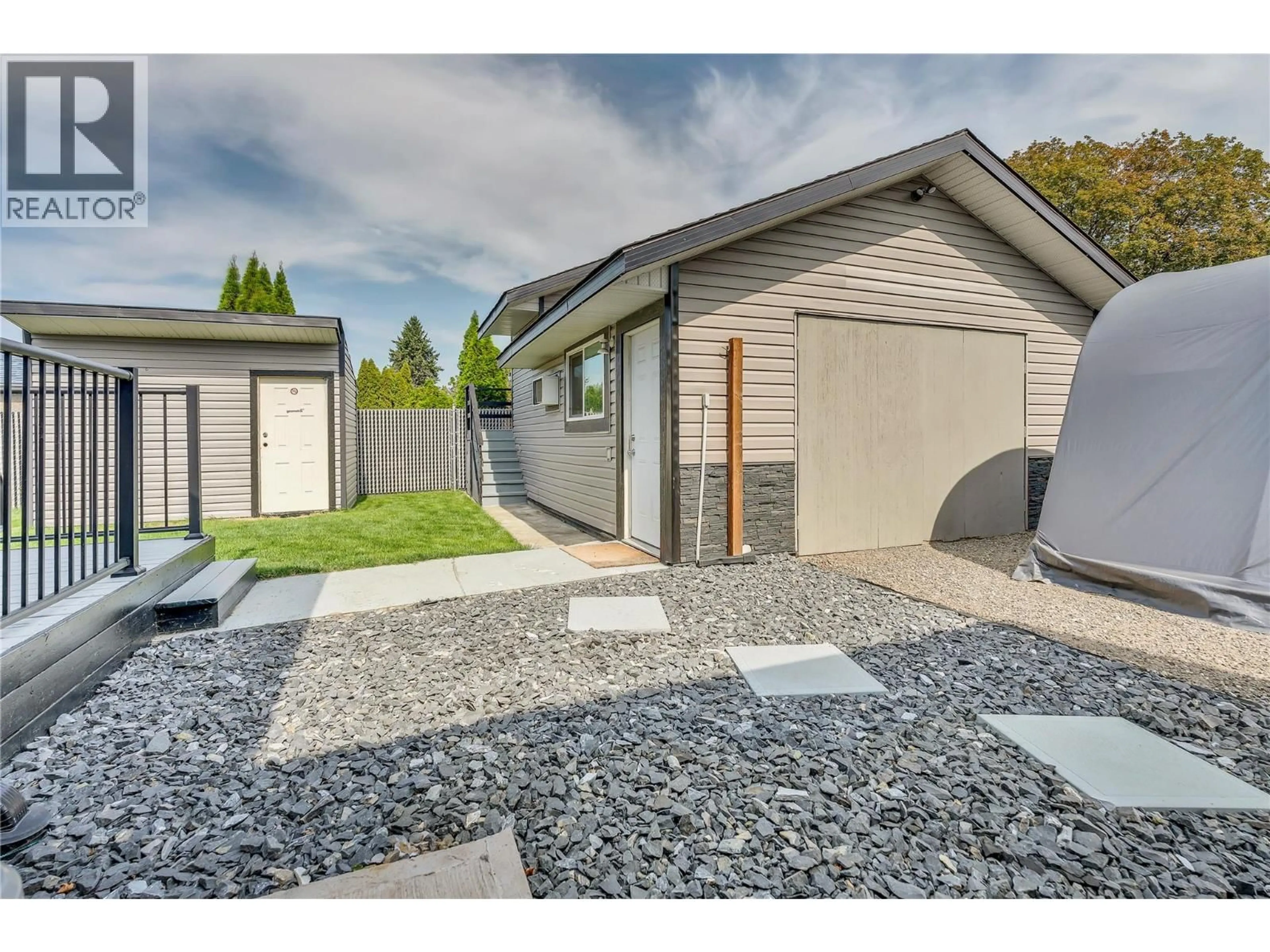 Home with vinyl exterior material, street for 507 DUNCAN AVENUE WEST, Penticton British Columbia V2A2V8