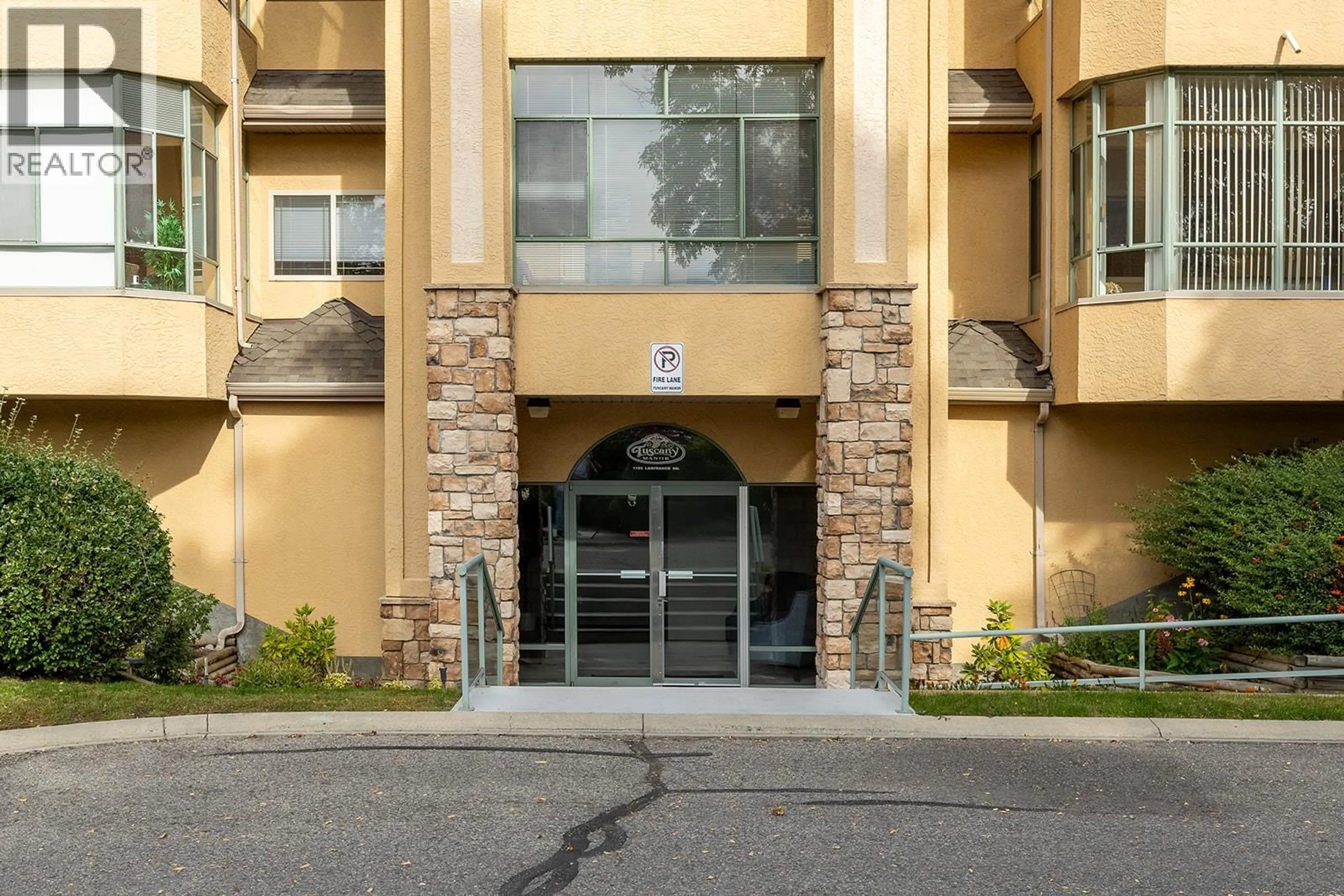 Indoor foyer for 107 - 1152 LANFRANCO ROAD NORTHWEST, Kelowna British Columbia V1W3W5