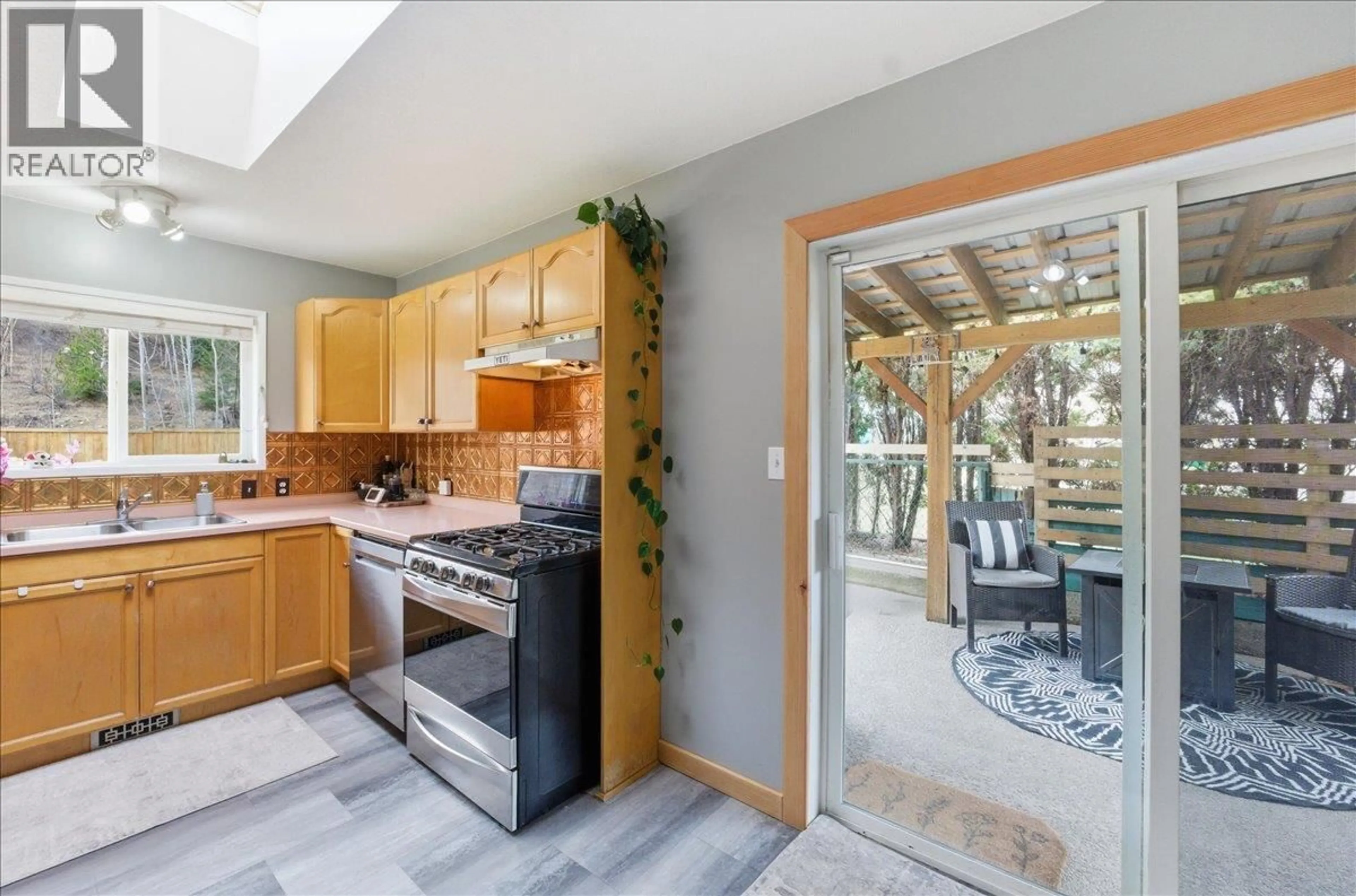 Open concept kitchen, ceramic/tile floor for 258 2ND AVENUE, Trail British Columbia V1R4V3