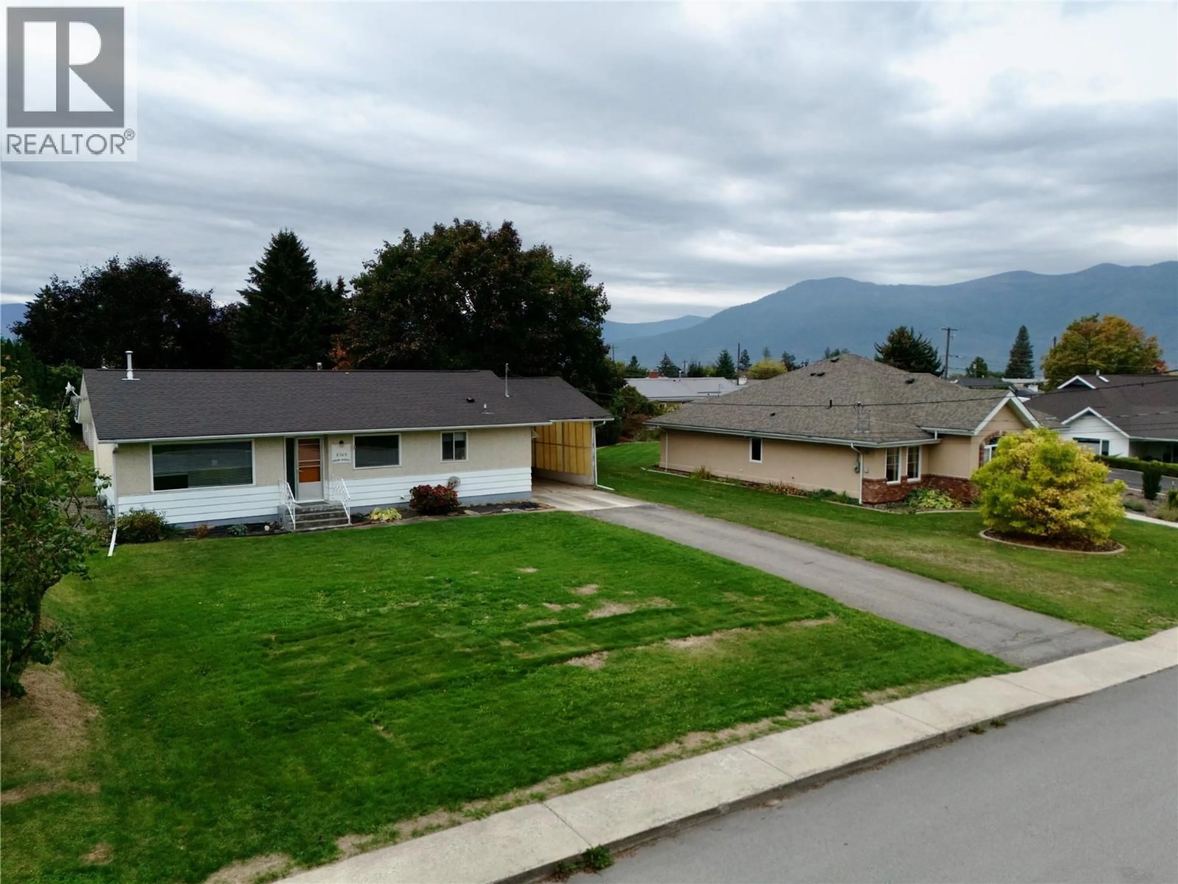 A pic from outside/outdoor area/front of a property/back of a property/a pic from drone, mountain view for 2109 CEDAR STREET, Creston British Columbia V0B1G5