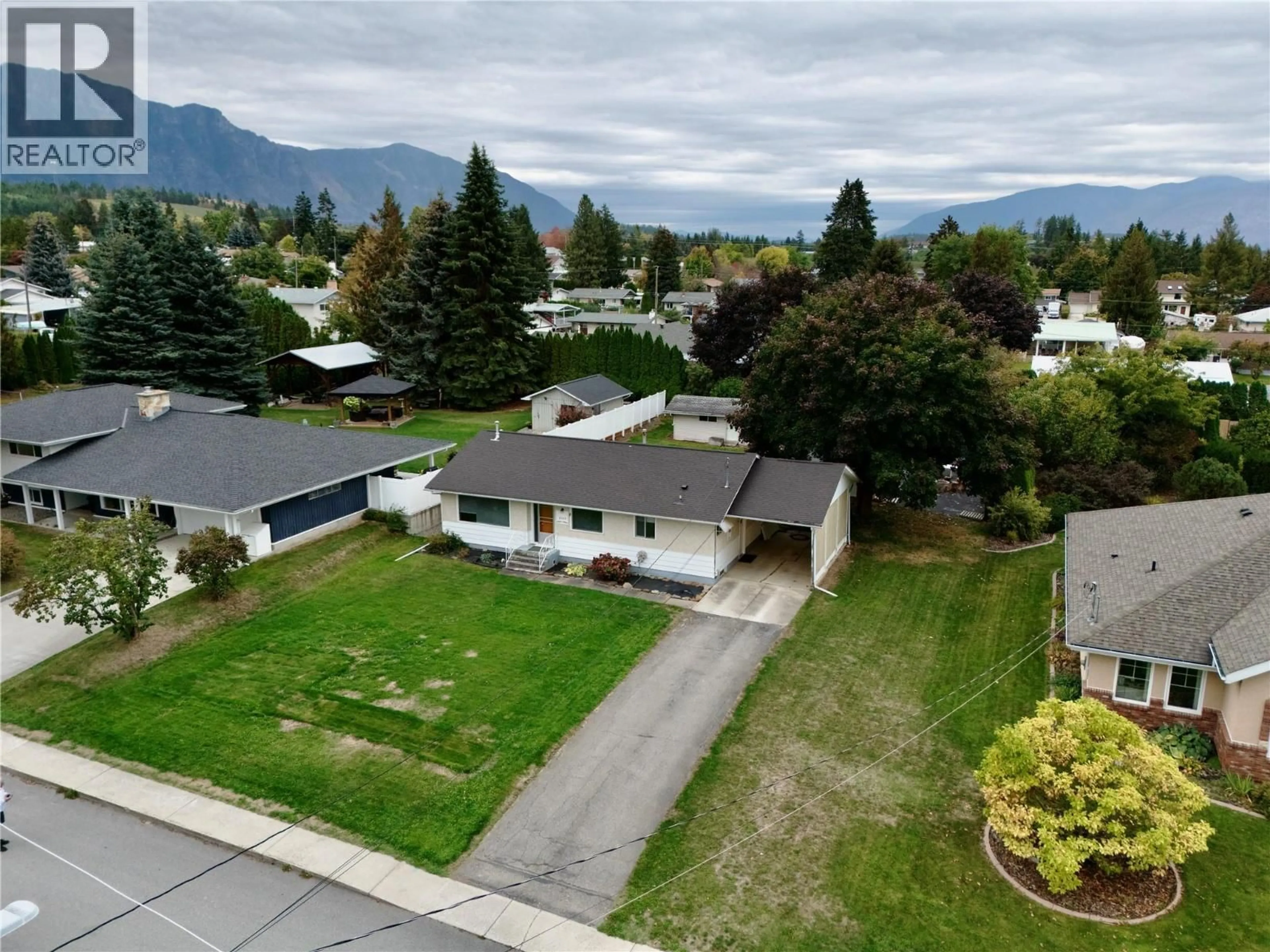 A pic from outside/outdoor area/front of a property/back of a property/a pic from drone, mountain view for 2109 CEDAR STREET, Creston British Columbia V0B1G5