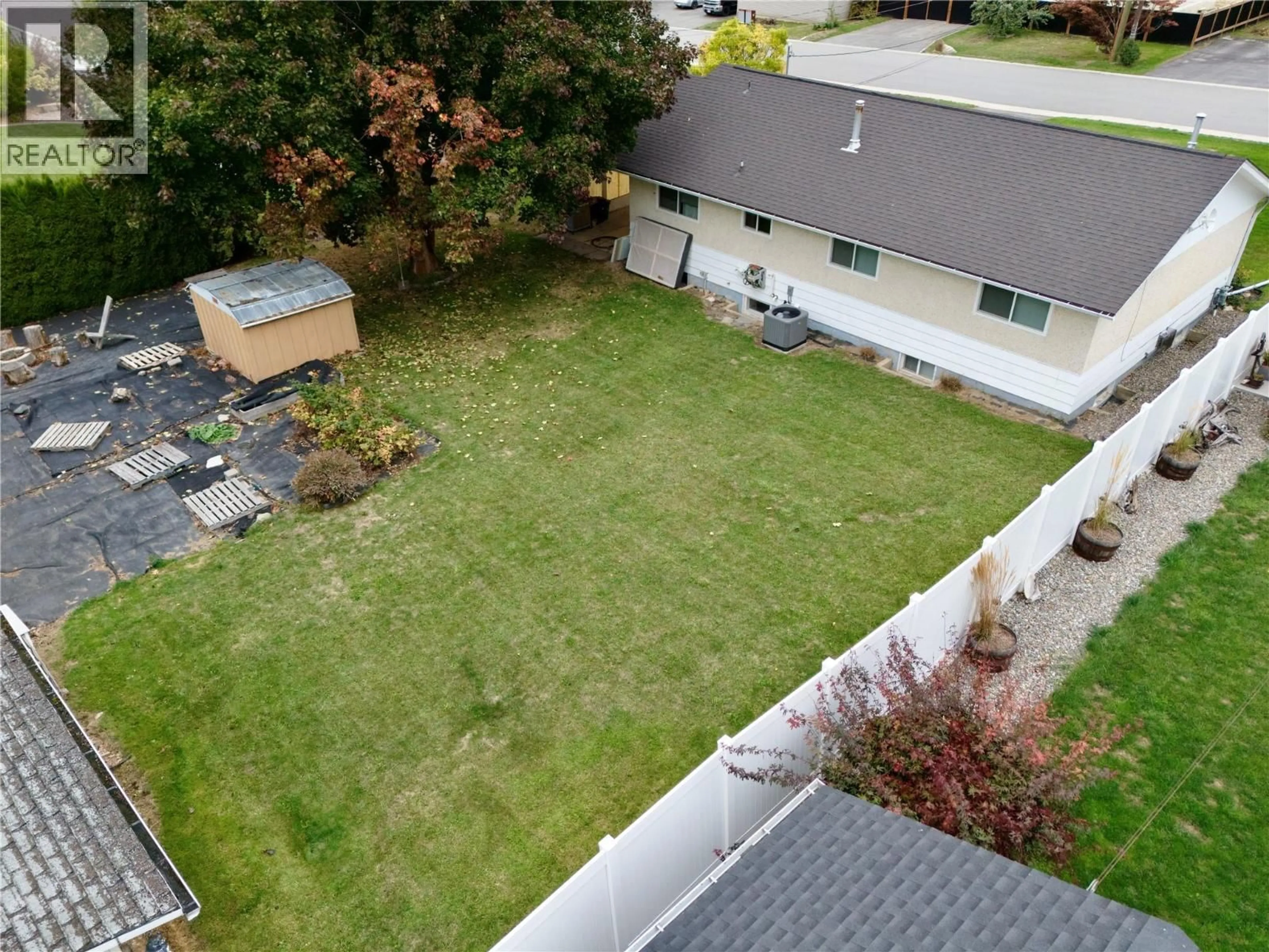 A pic from outside/outdoor area/front of a property/back of a property/a pic from drone, unknown for 2109 CEDAR STREET, Creston British Columbia V0B1G5