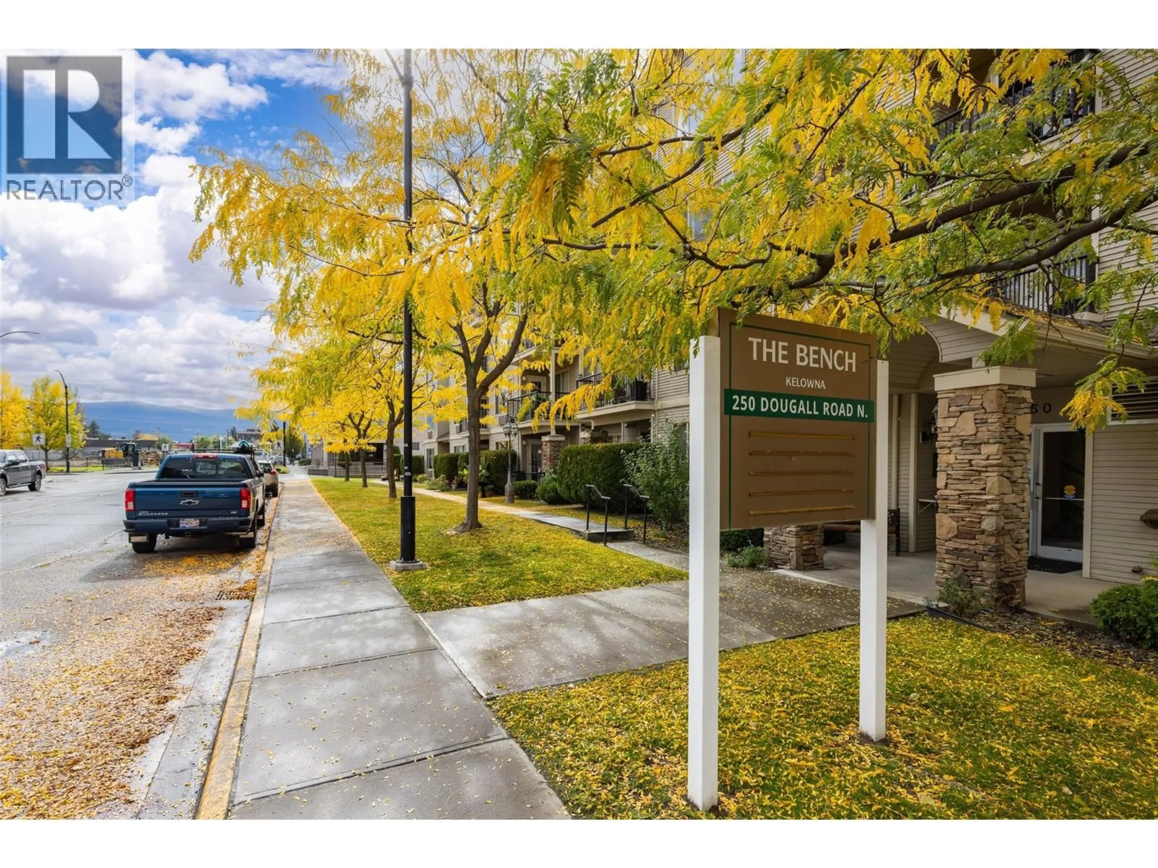 Indoor foyer for 208 - 250 DOUGALL ROAD NORTH, Kelowna British Columbia V1X3K5