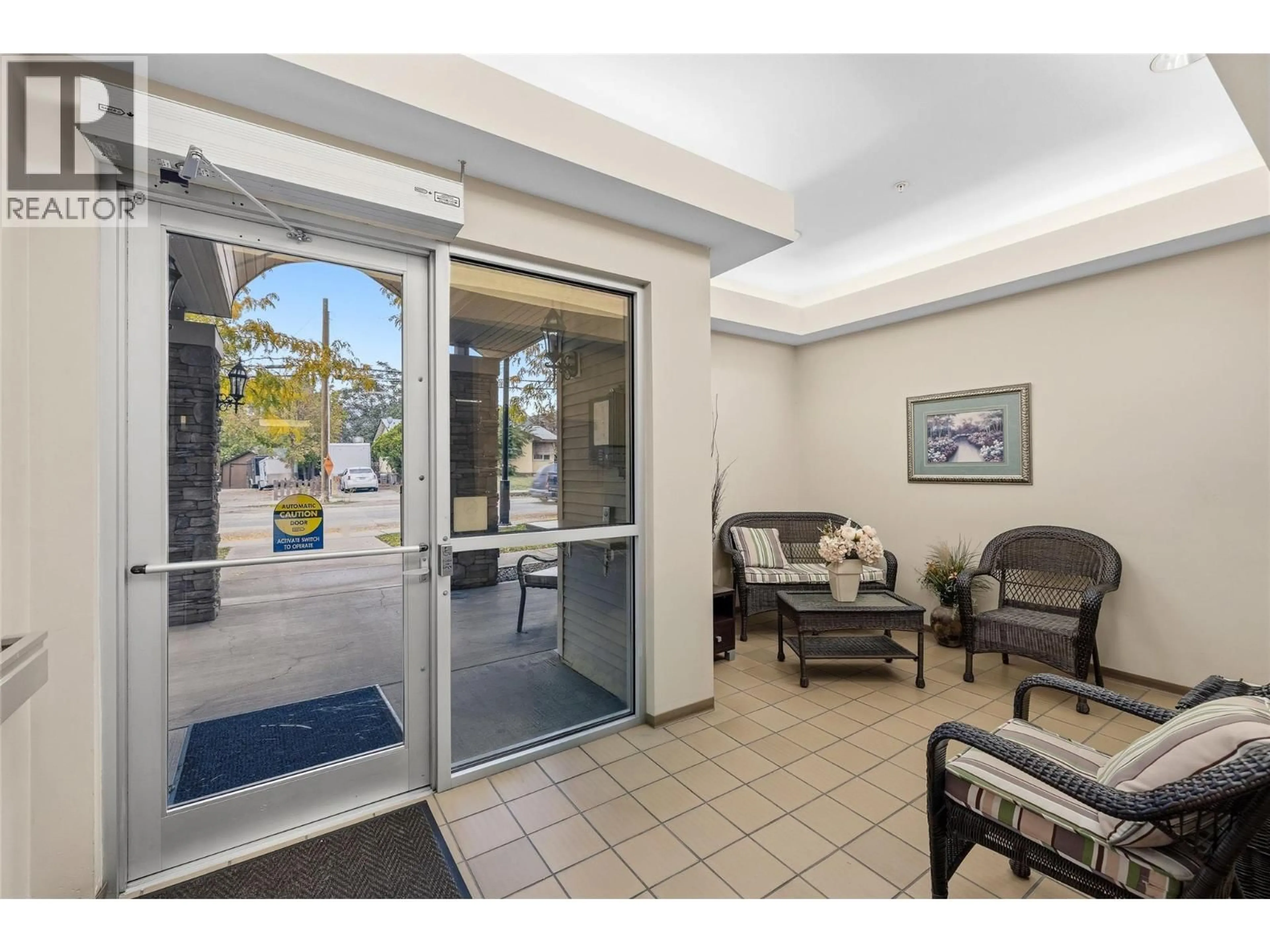 Indoor foyer for 208 - 250 DOUGALL ROAD NORTH, Kelowna British Columbia V1X3K5