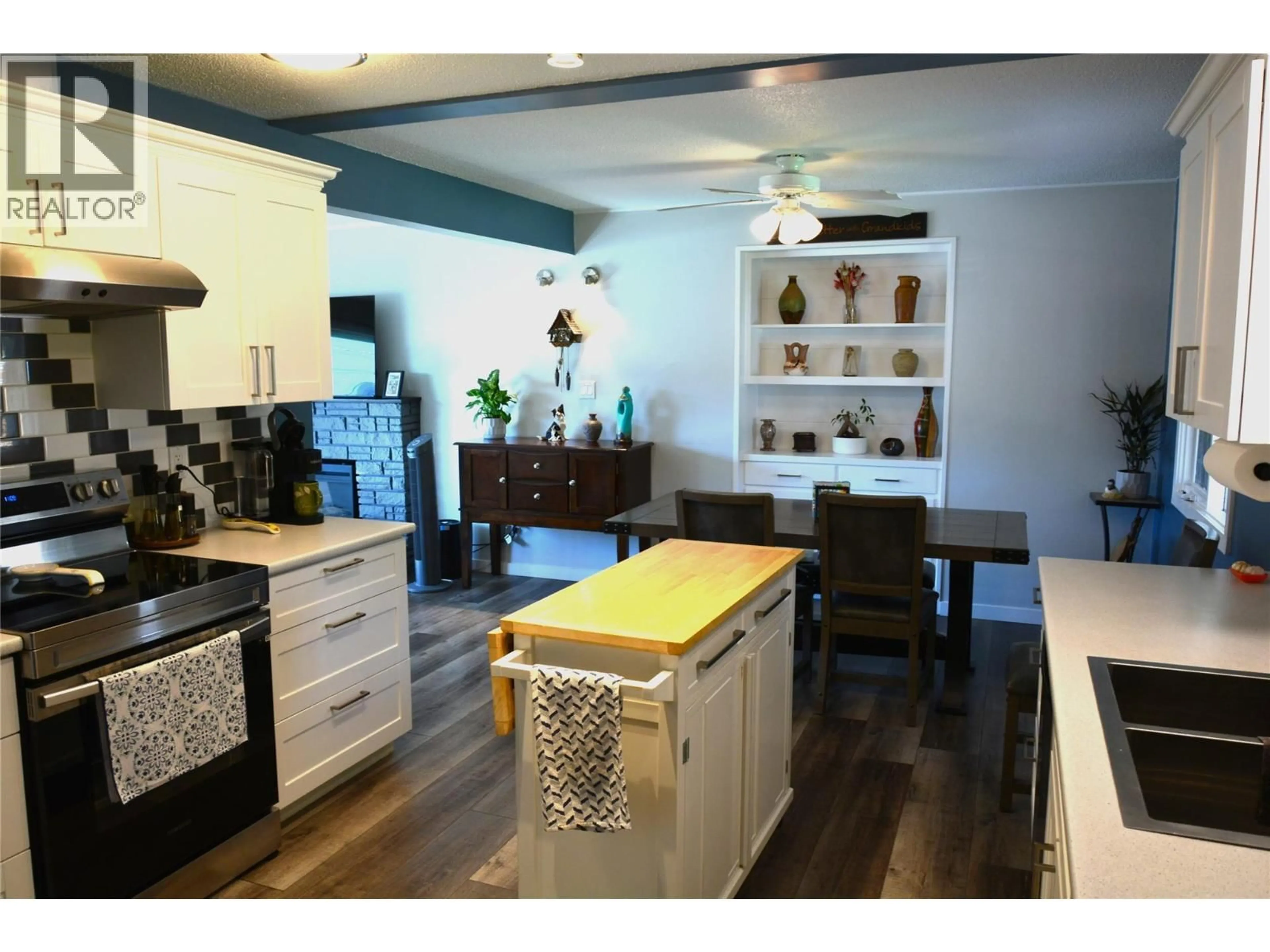 Open concept kitchen, unknown for 2236 GREENFIELD AVENUE, Kamloops British Columbia V2B4P3