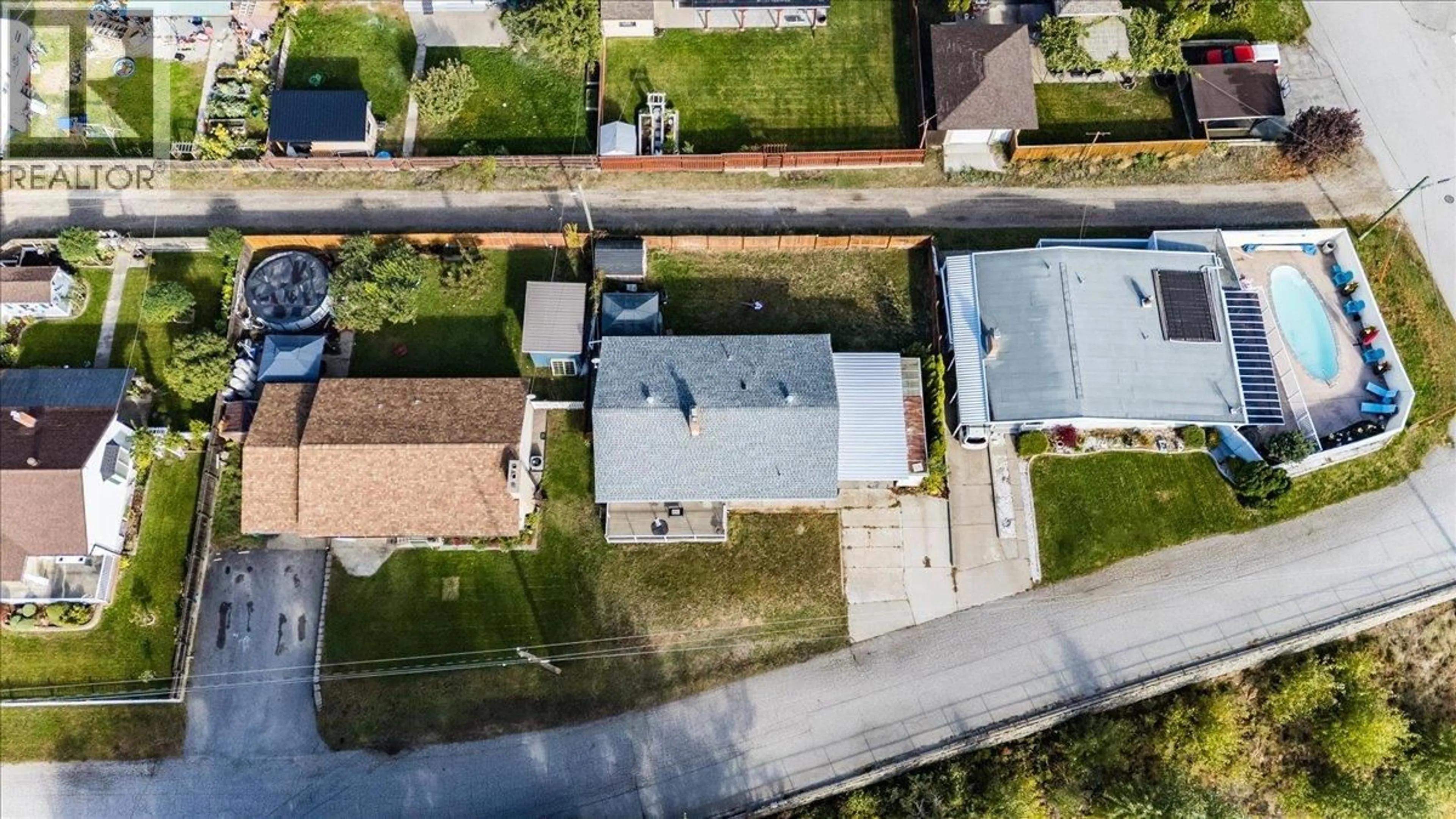 A pic from outside/outdoor area/front of a property/back of a property/a pic from drone, street for 290 8TH AVENUE, Montrose British Columbia V0G1P0