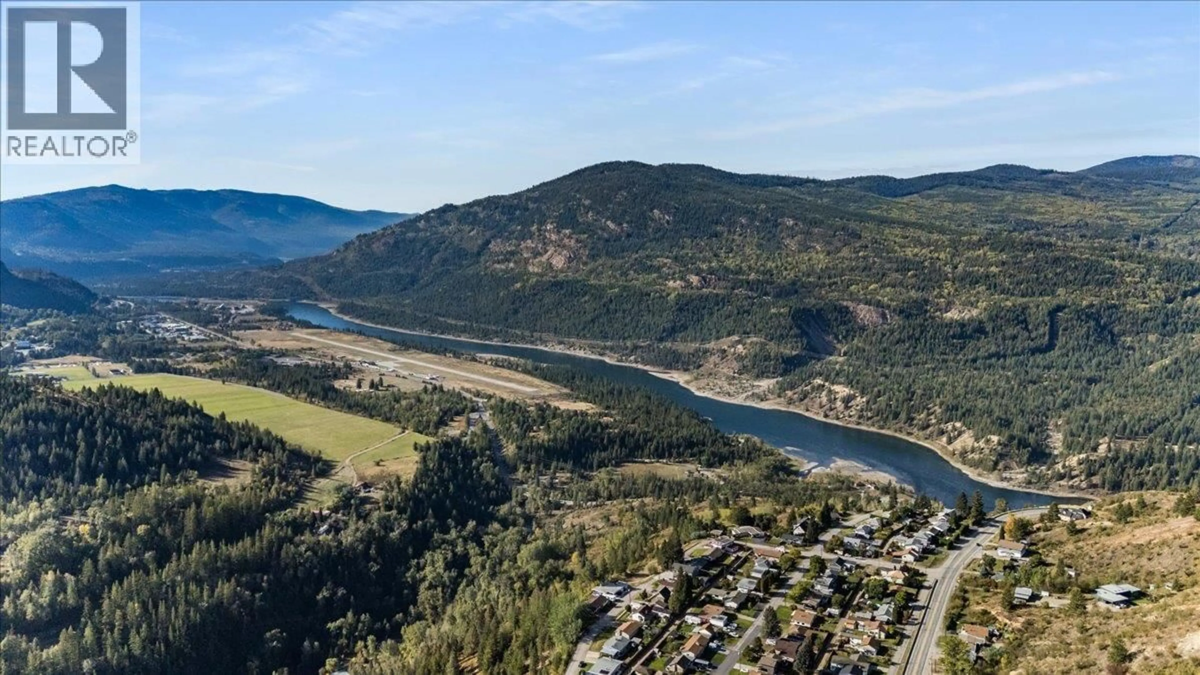 A pic from outside/outdoor area/front of a property/back of a property/a pic from drone, water/lake/river/ocean view for 290 8TH AVENUE, Montrose British Columbia V0G1P0