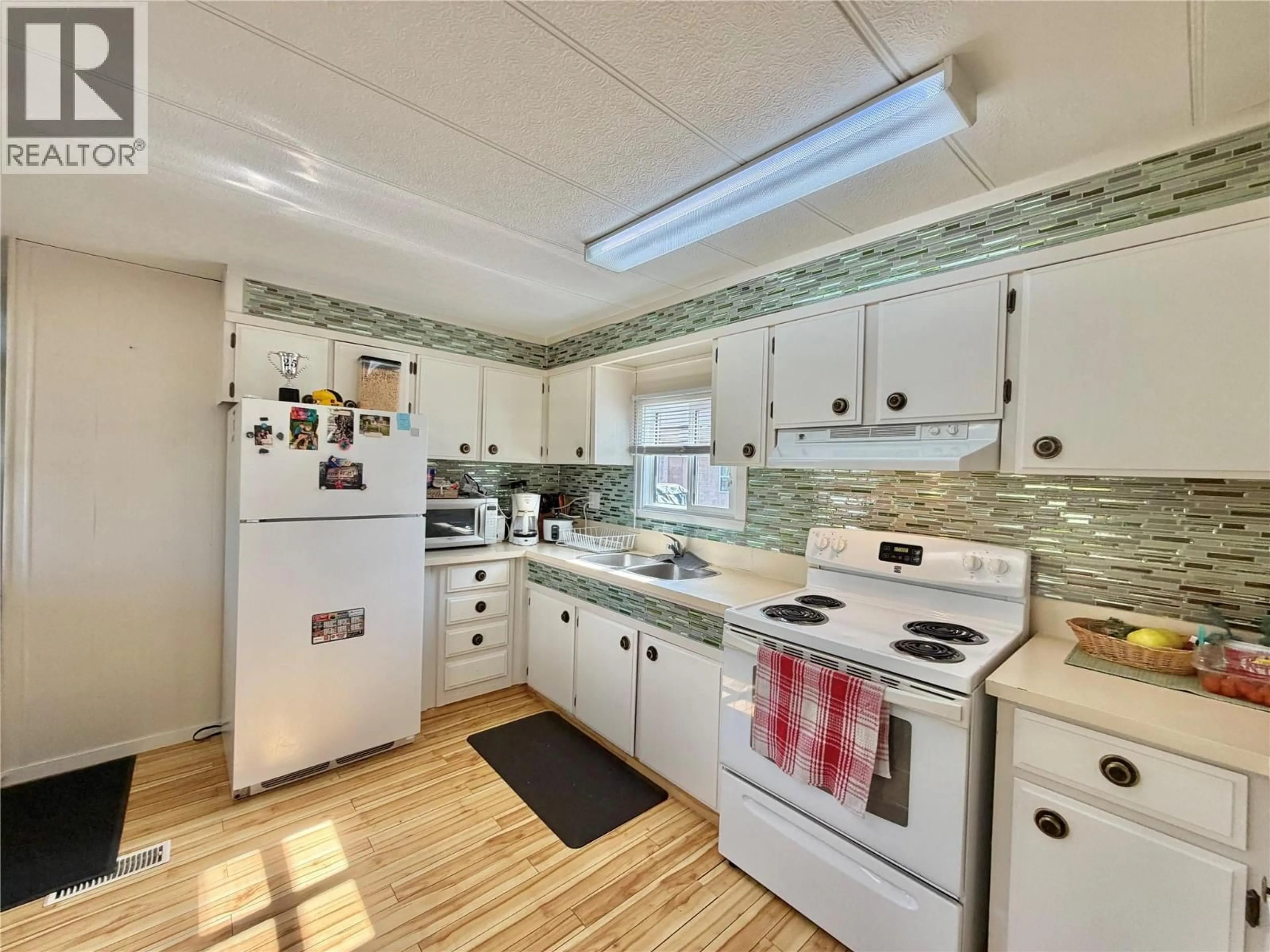 Standard kitchen, unknown for 8 - 9106 MAIN STREET, Osoyoos British Columbia V0H1V0