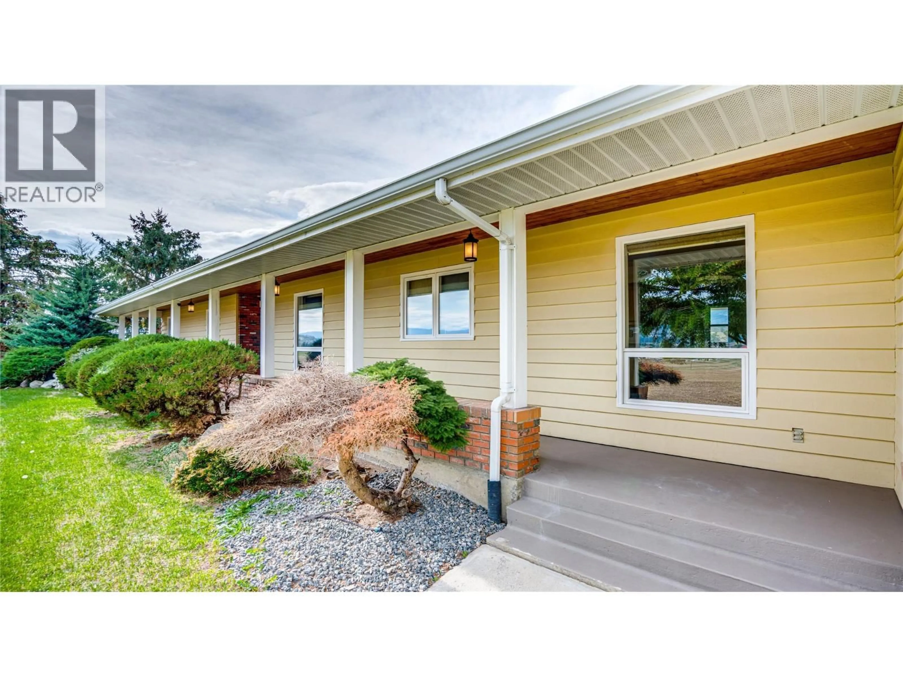 Home with vinyl exterior material, street for 683 CLINTON ROAD, Spallumcheen British Columbia V4Y0P3