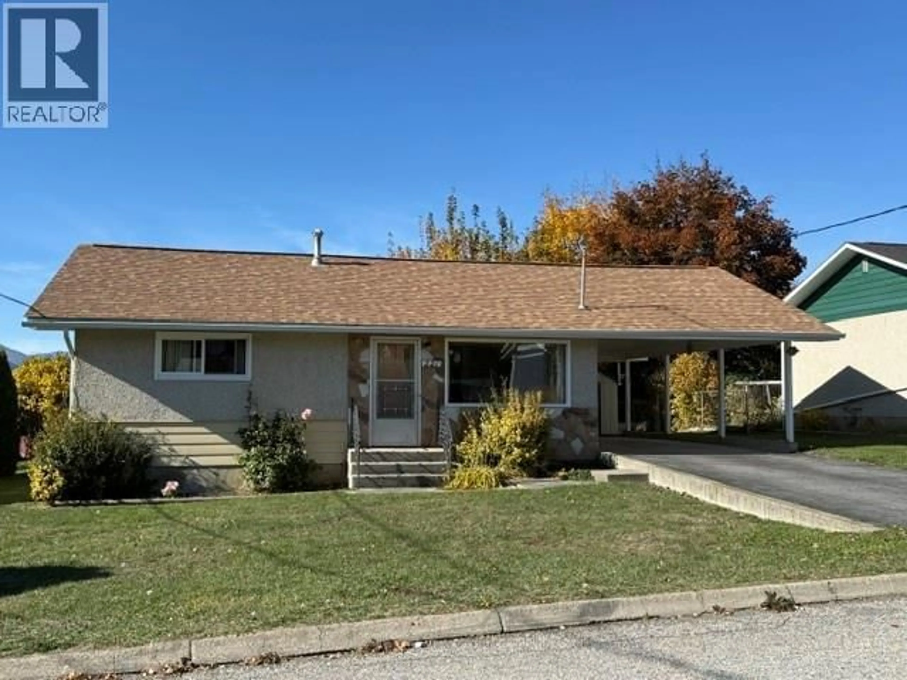 Home with vinyl exterior material, street for 221 22ND AVENUE SOUTH, Creston British Columbia V0B1G5