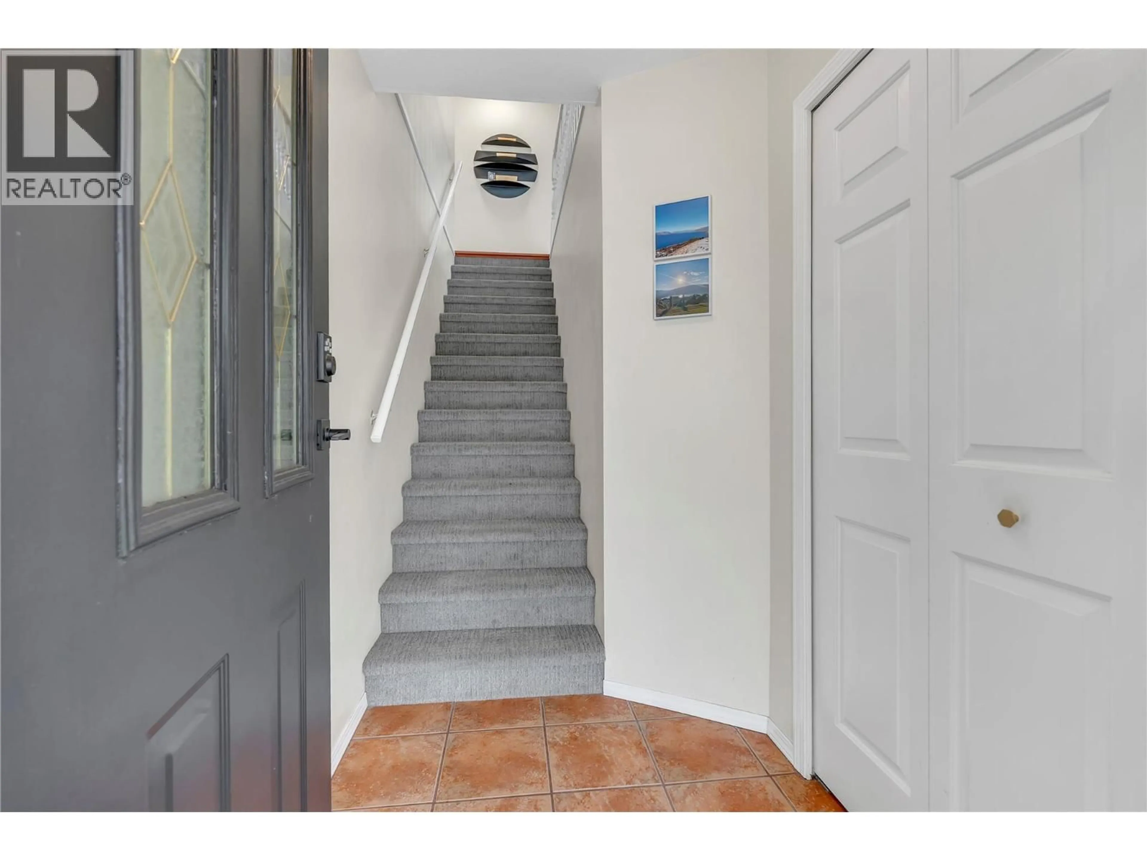 Indoor entryway for 114 VANCOUVER PLACE, Penticton British Columbia V2A1A7
