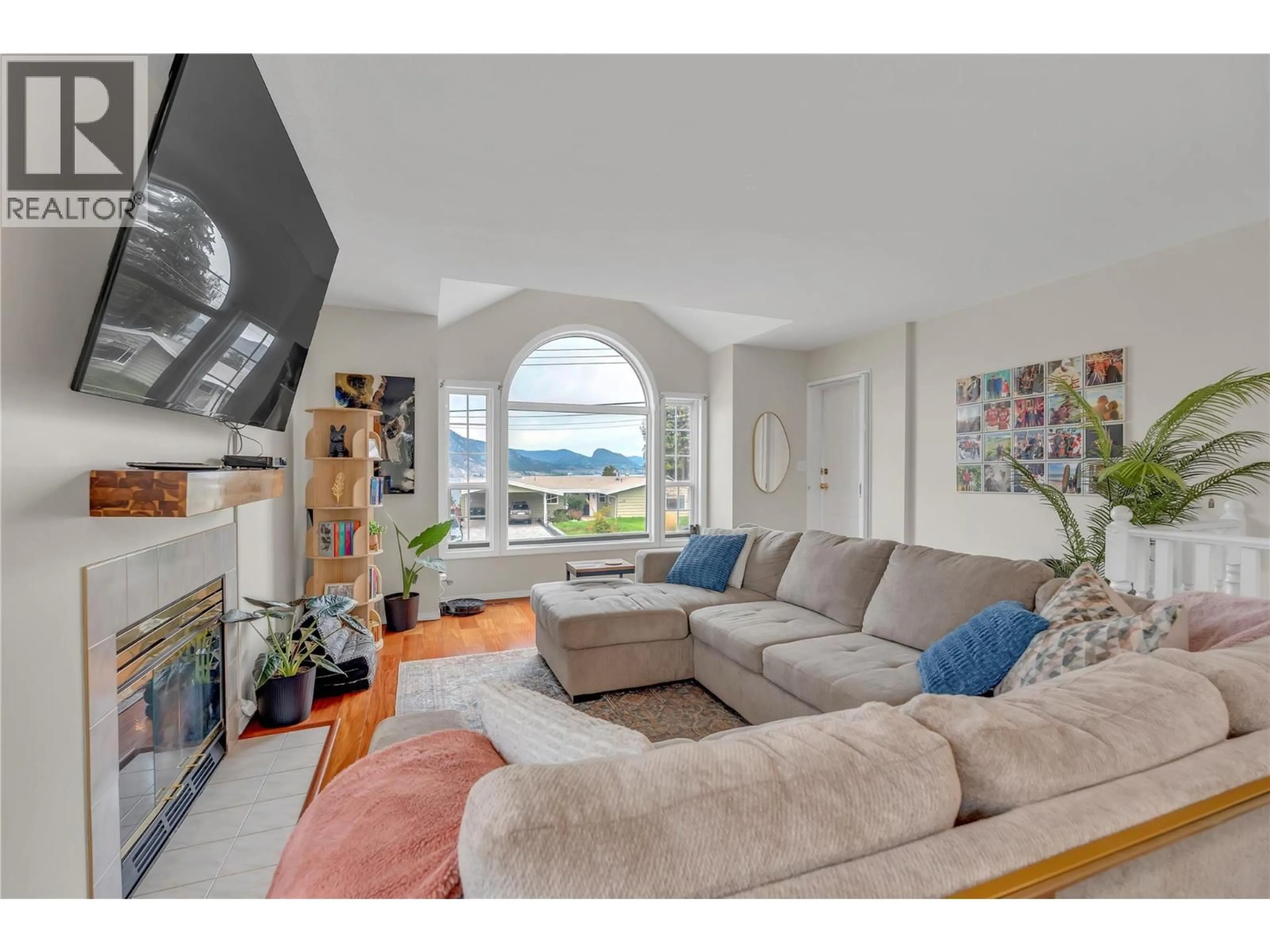 Living room with furniture, unknown for 114 VANCOUVER PLACE, Penticton British Columbia V2A1A7