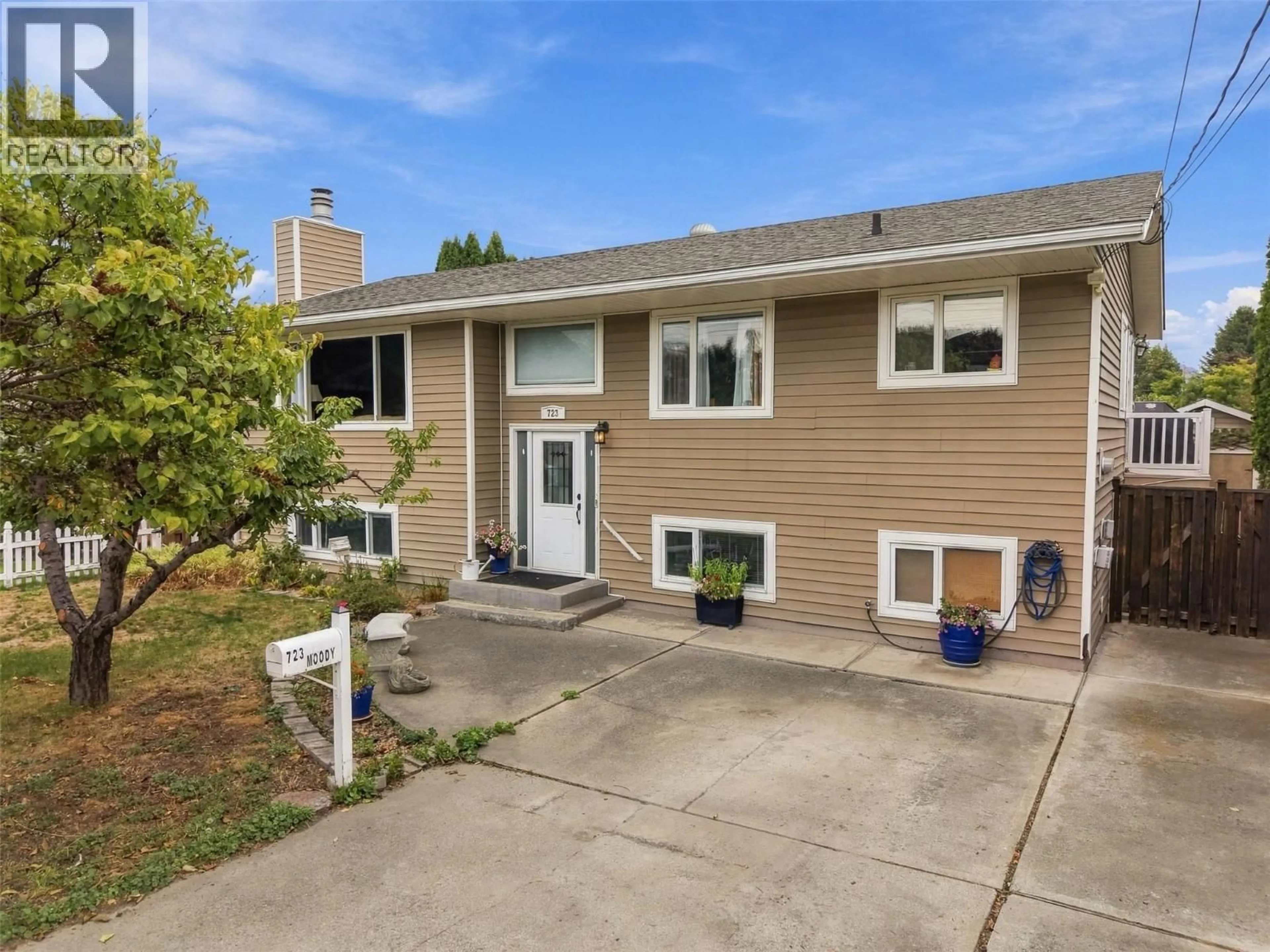 Home with vinyl exterior material, street for 723 MOODY PLACE, Kamloops British Columbia V2B8B1