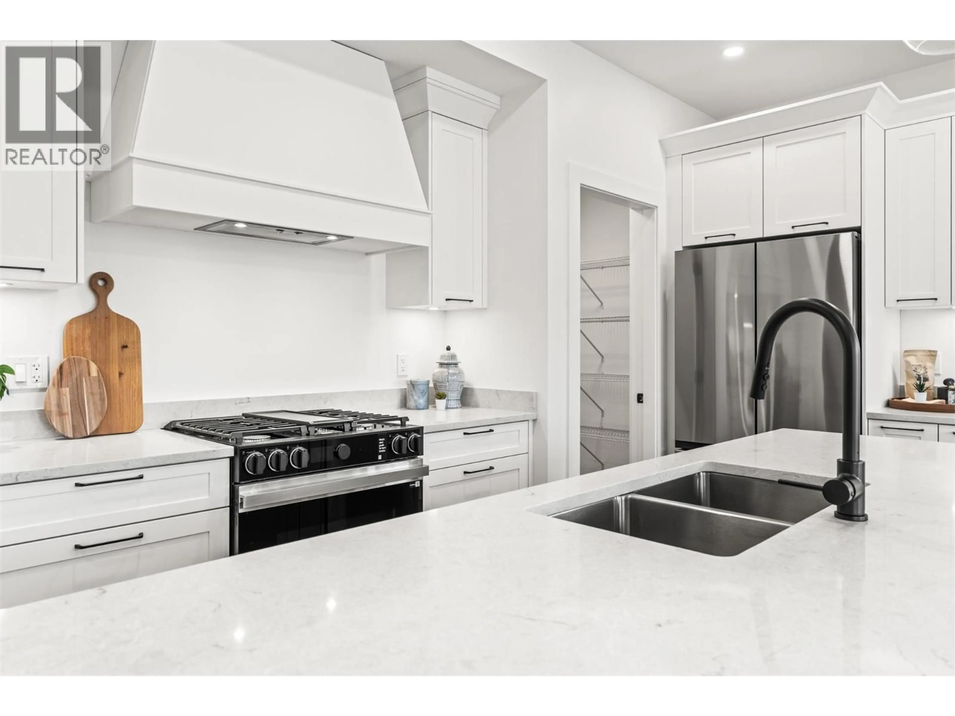 Contemporary kitchen, ceramic/tile floor for 102 - 2467 BRADLEY DRIVE, Armstrong British Columbia V4Y0Y4