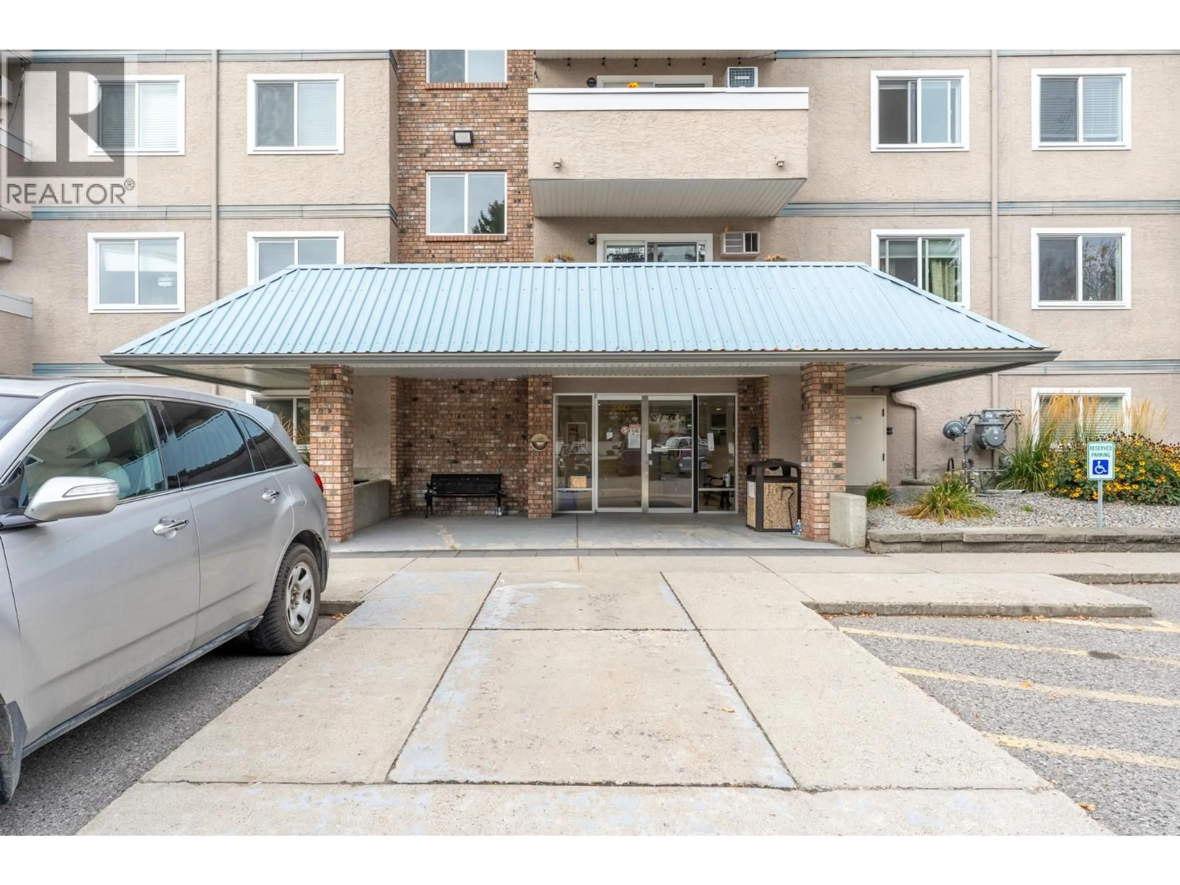 Indoor foyer for 413 - 3160 DE MONTREUIL COURT, Kelowna British Columbia V1W3W3