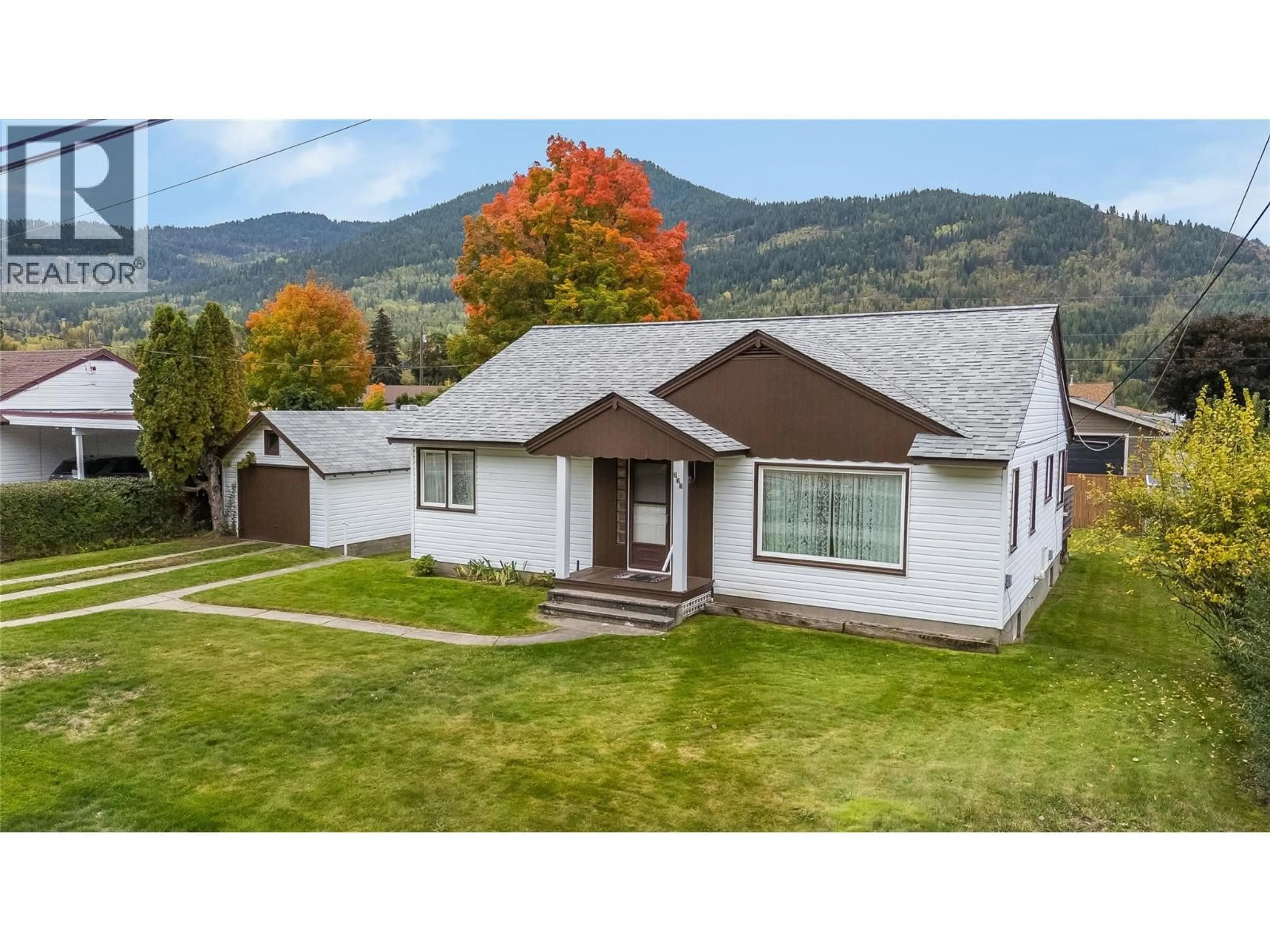 Home with vinyl exterior material, mountain view for 735 10TH AVENUE, Montrose British Columbia V0G1P0