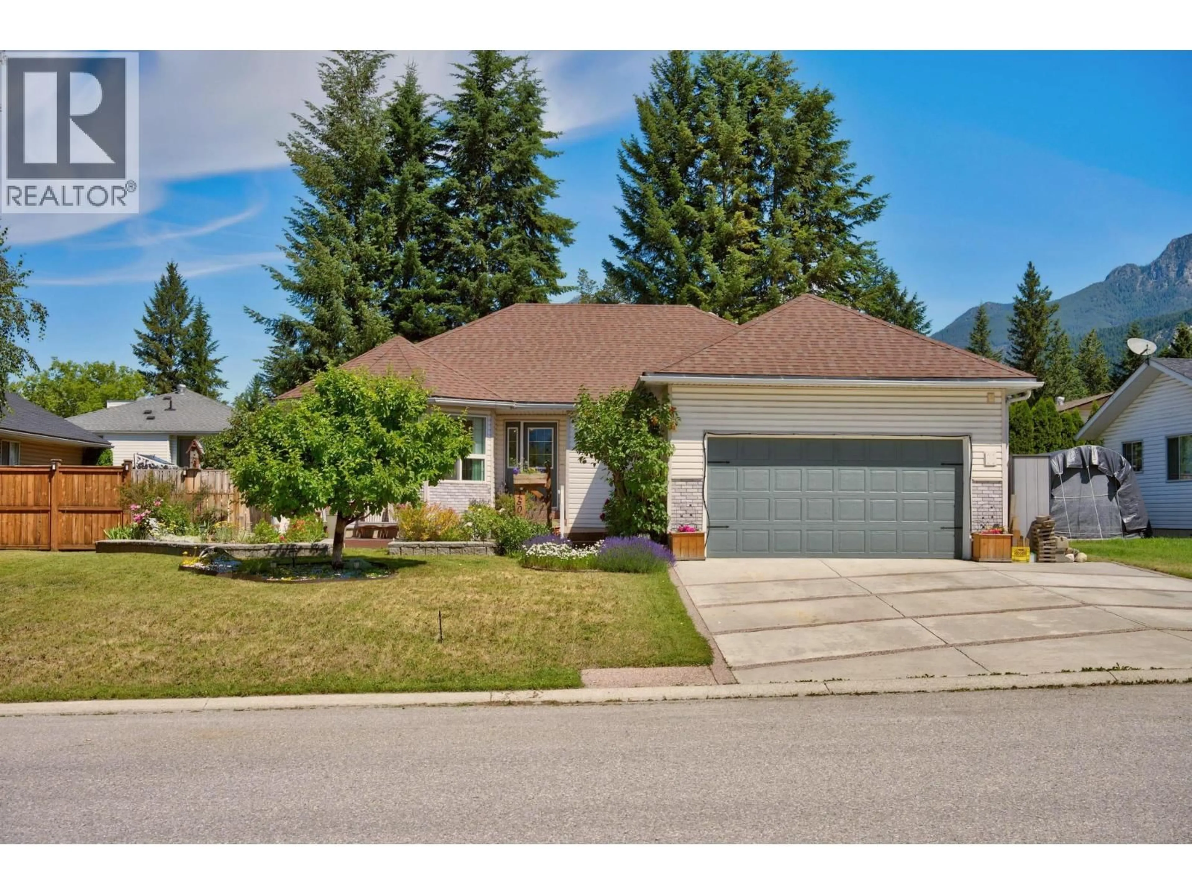 Home with vinyl exterior material, street for 1505 CEDAR STREET, Golden British Columbia V0A1H6