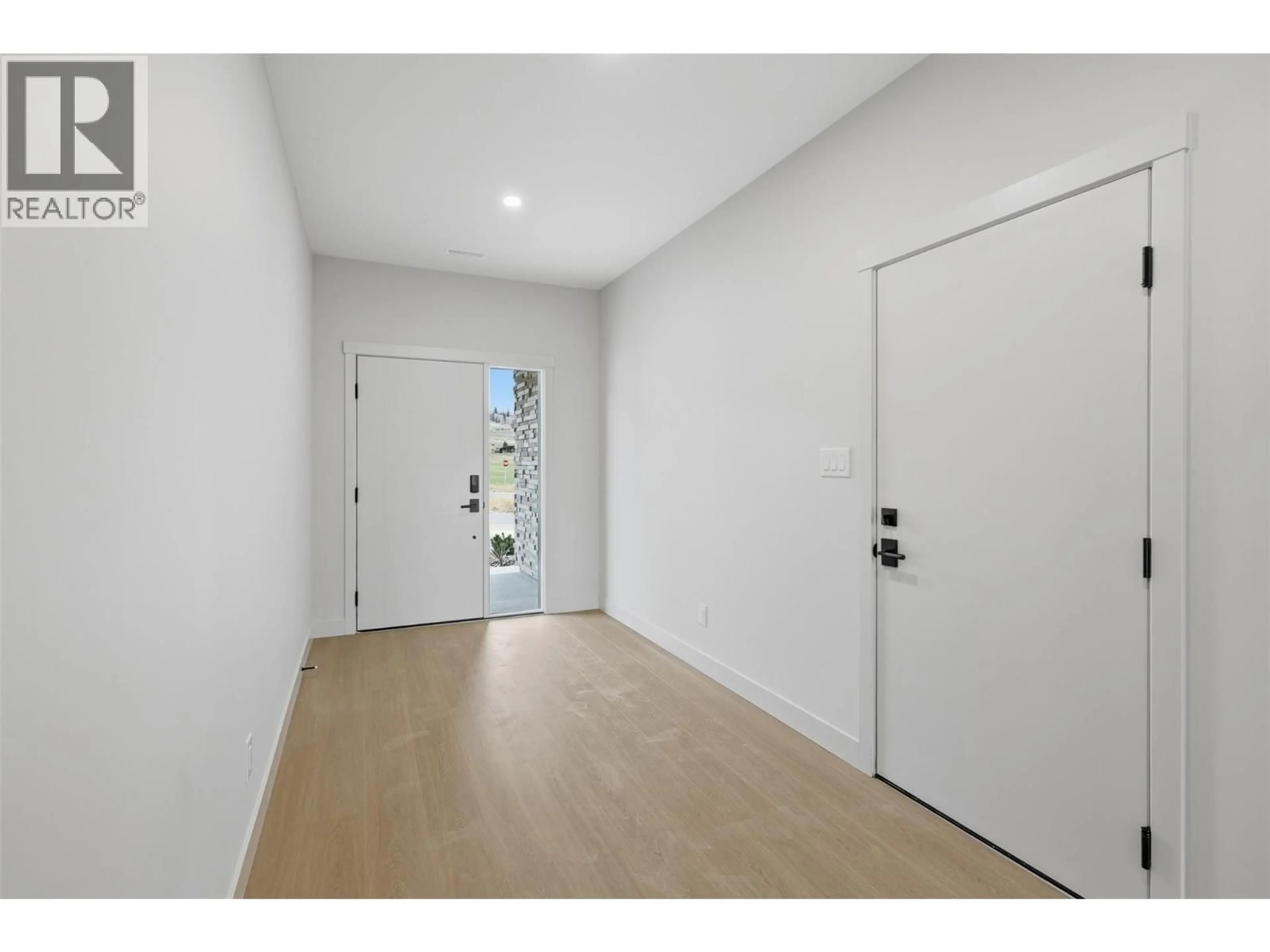 Indoor entryway for 411 - 38 RUE CHEVAL NOIR OTHER, Kamloops British Columbia V1S0G4