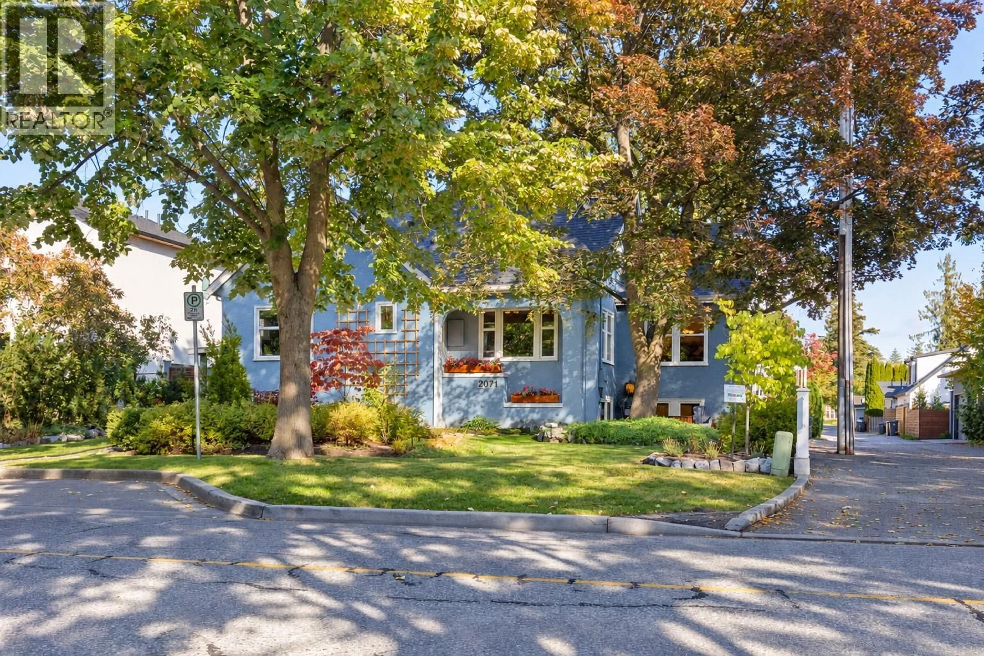 Home with vinyl exterior material, street for 2071 ABBOTT STREET, Kelowna British Columbia V1Y1C5