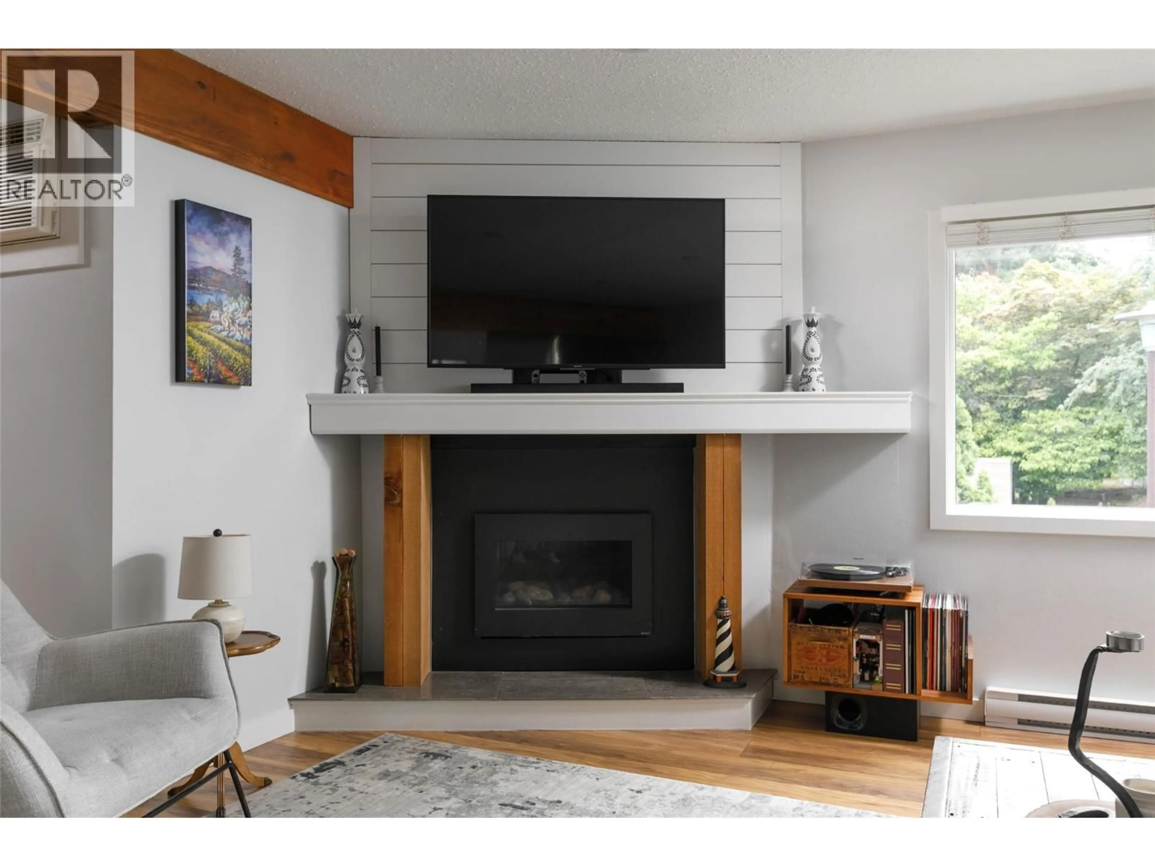 Living room with furniture, wood/laminate floor for 8 - 1481 INKAR ROAD, Kelowna British Columbia V1Y8J1