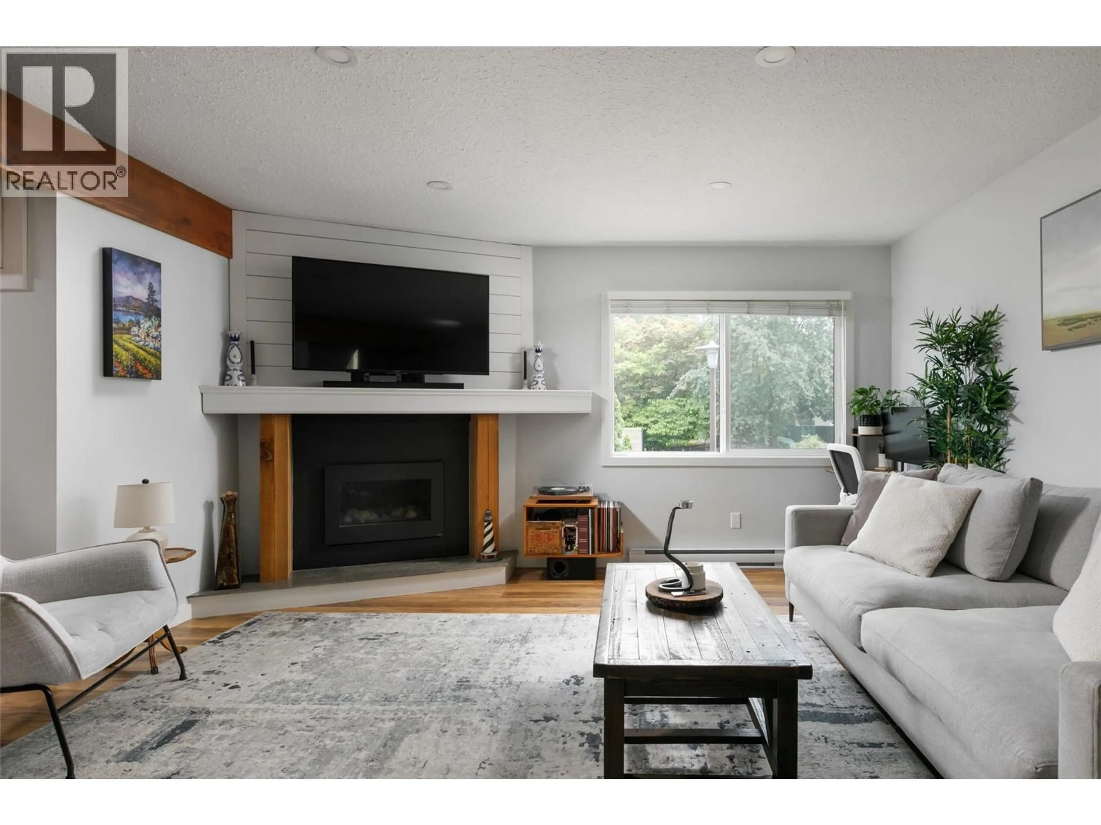 Living room with furniture, wood/laminate floor for 8 - 1481 INKAR ROAD, Kelowna British Columbia V1Y8J1
