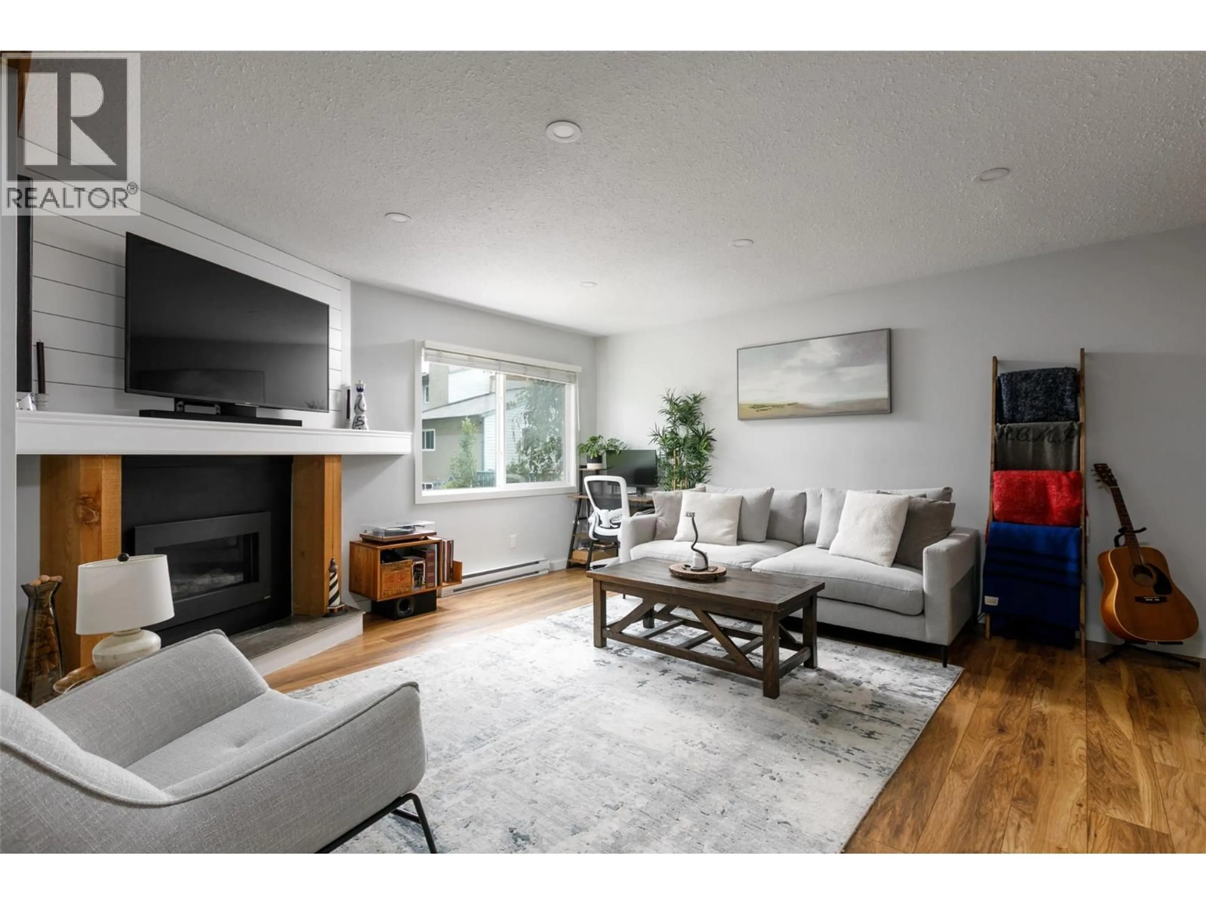 Living room with furniture, wood/laminate floor for 8 - 1481 INKAR ROAD, Kelowna British Columbia V1Y8J1