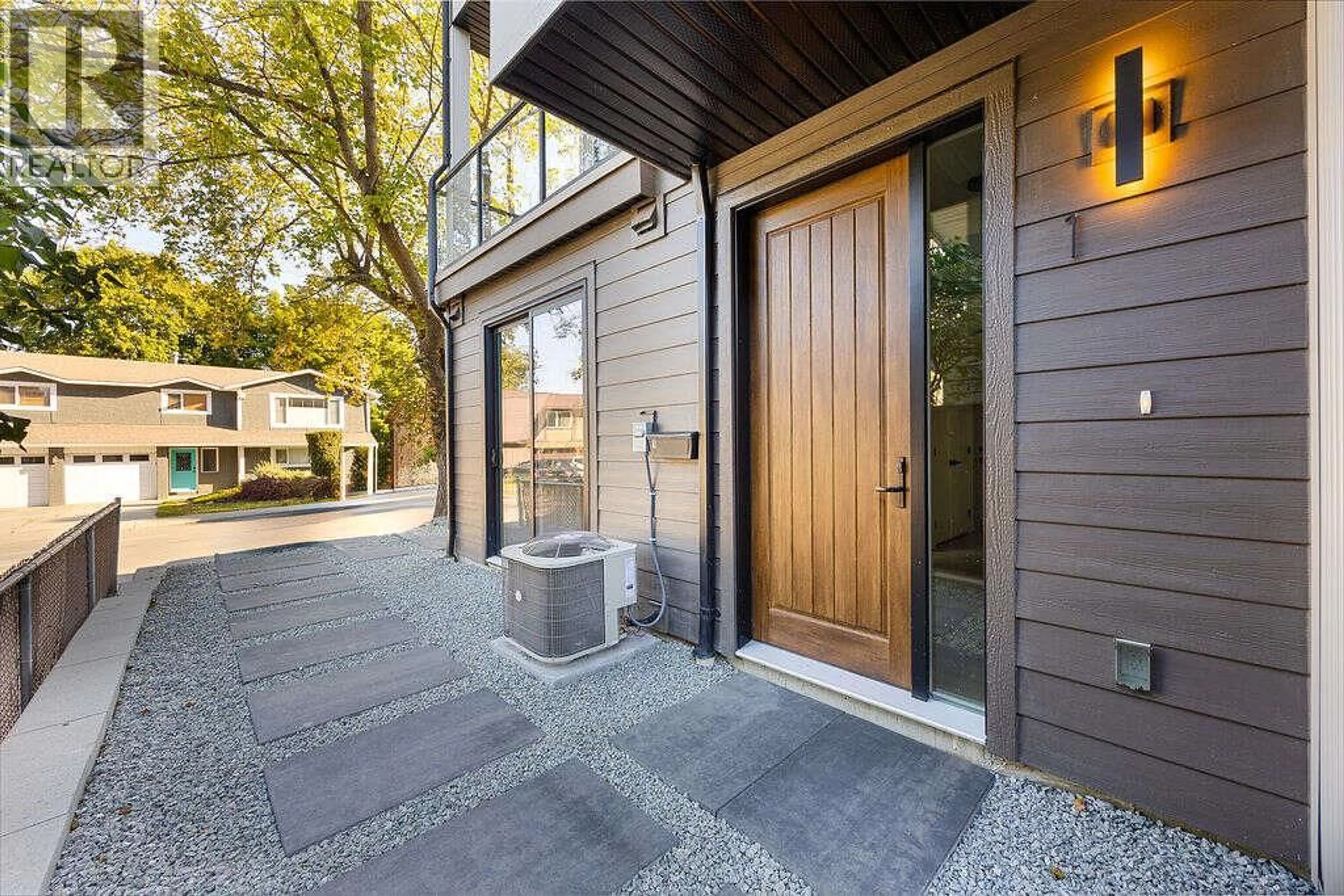 Indoor entryway for 1 - 1506 39A AVENUE, Vernon British Columbia V1Y7N2
