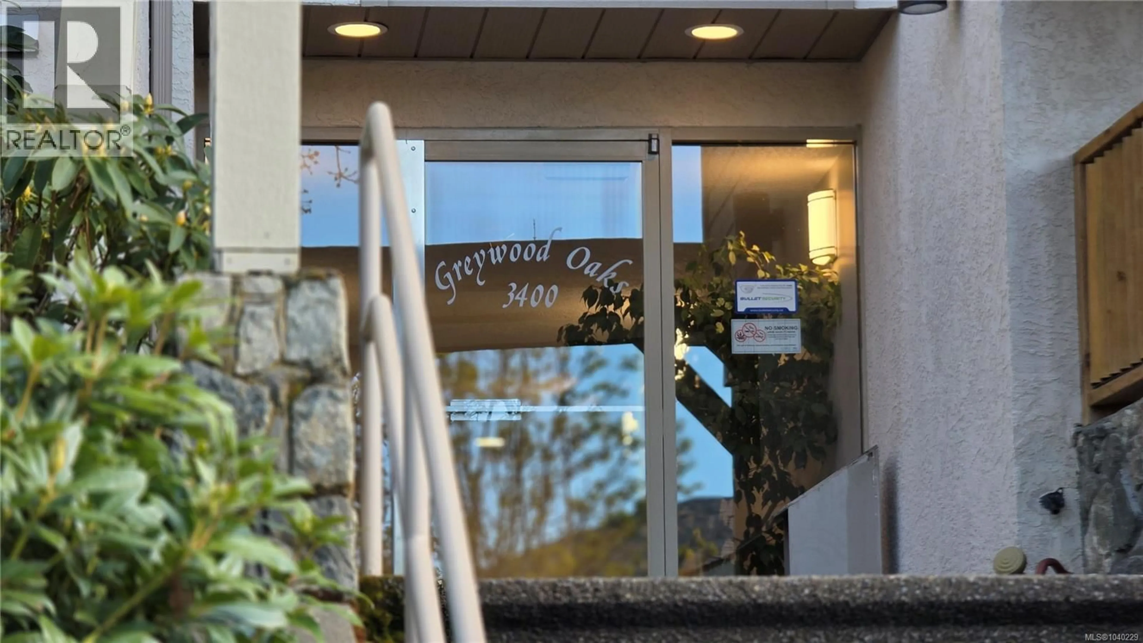 Indoor foyer for 101 - 3400 QUADRA STREET, Saanich British Columbia V8X1G6