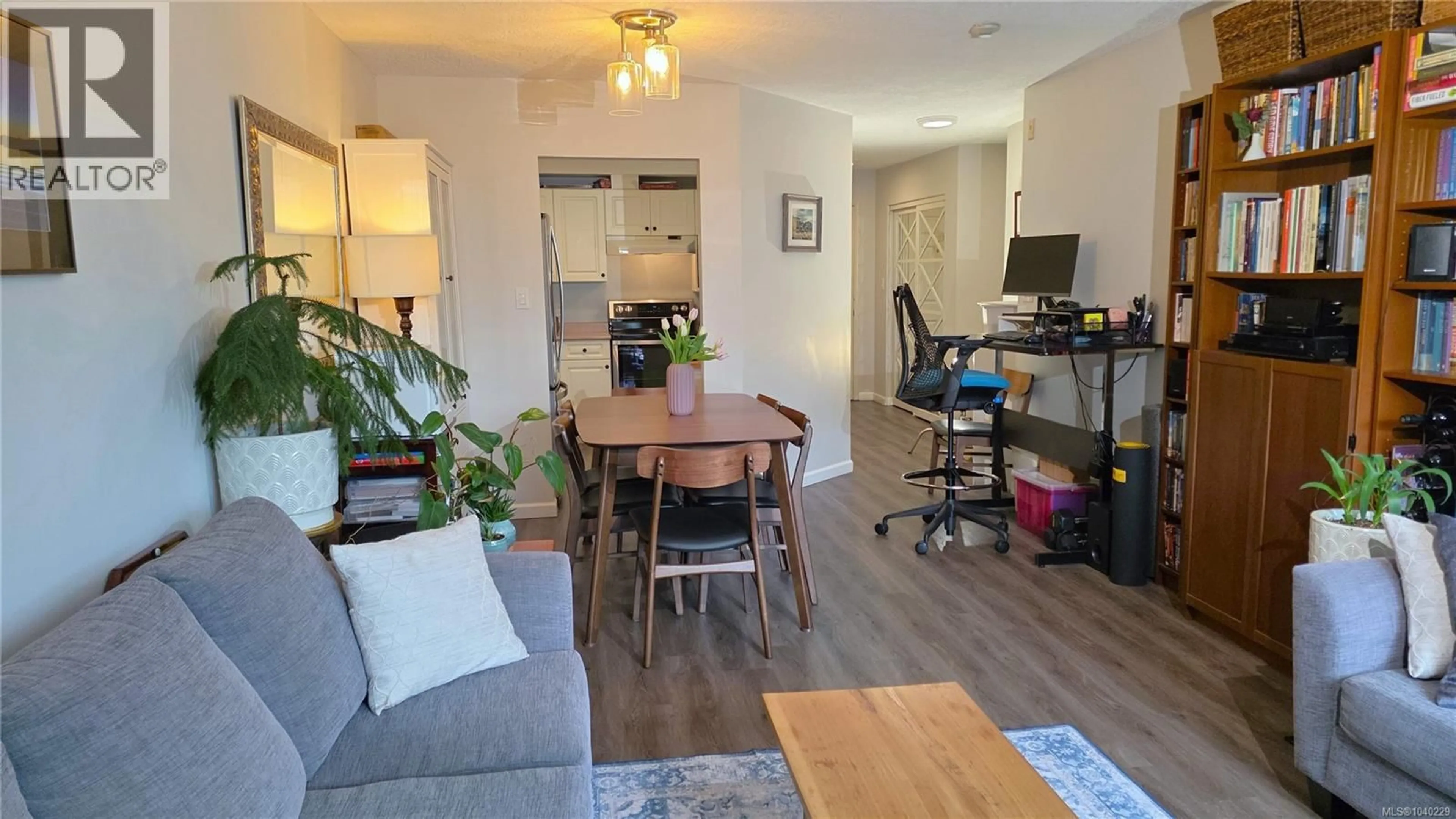 Living room with furniture, wood/laminate floor for 101 - 3400 QUADRA STREET, Saanich British Columbia V8X1G6
