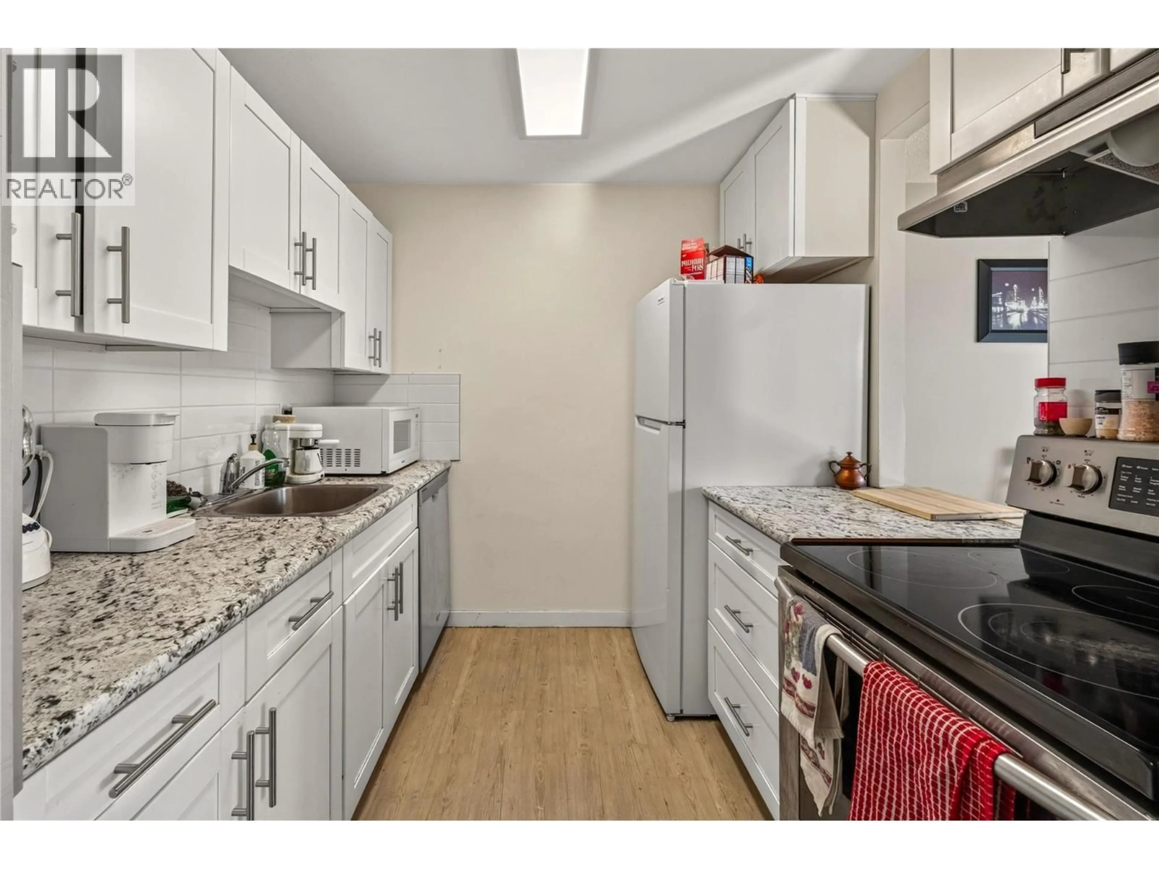 Standard kitchen, unknown for 1007 - 737 LEON AVENUE, Kelowna British Columbia V1Y6L7