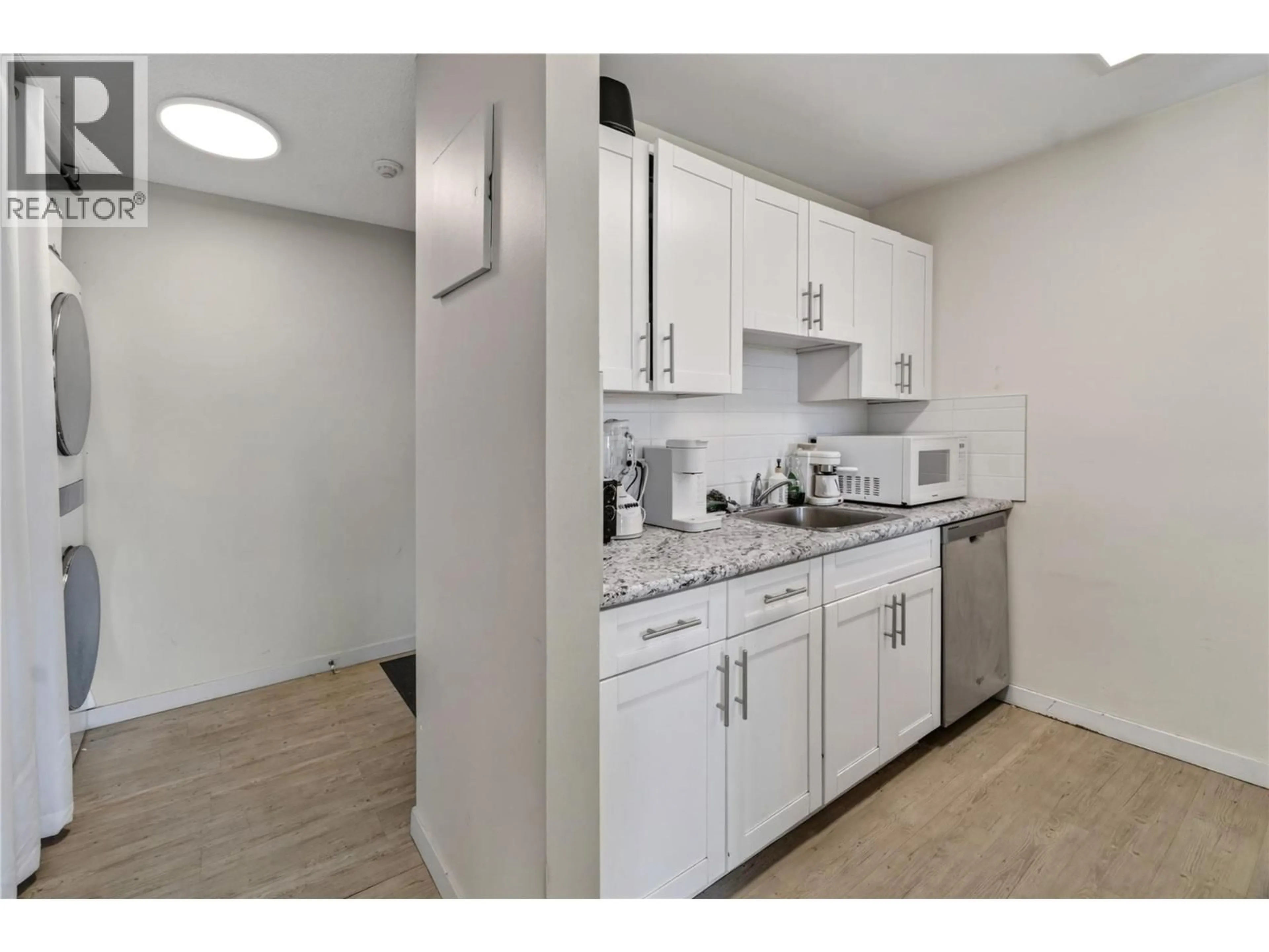 Standard kitchen, unknown for 1007 - 737 LEON AVENUE, Kelowna British Columbia V1Y6L7