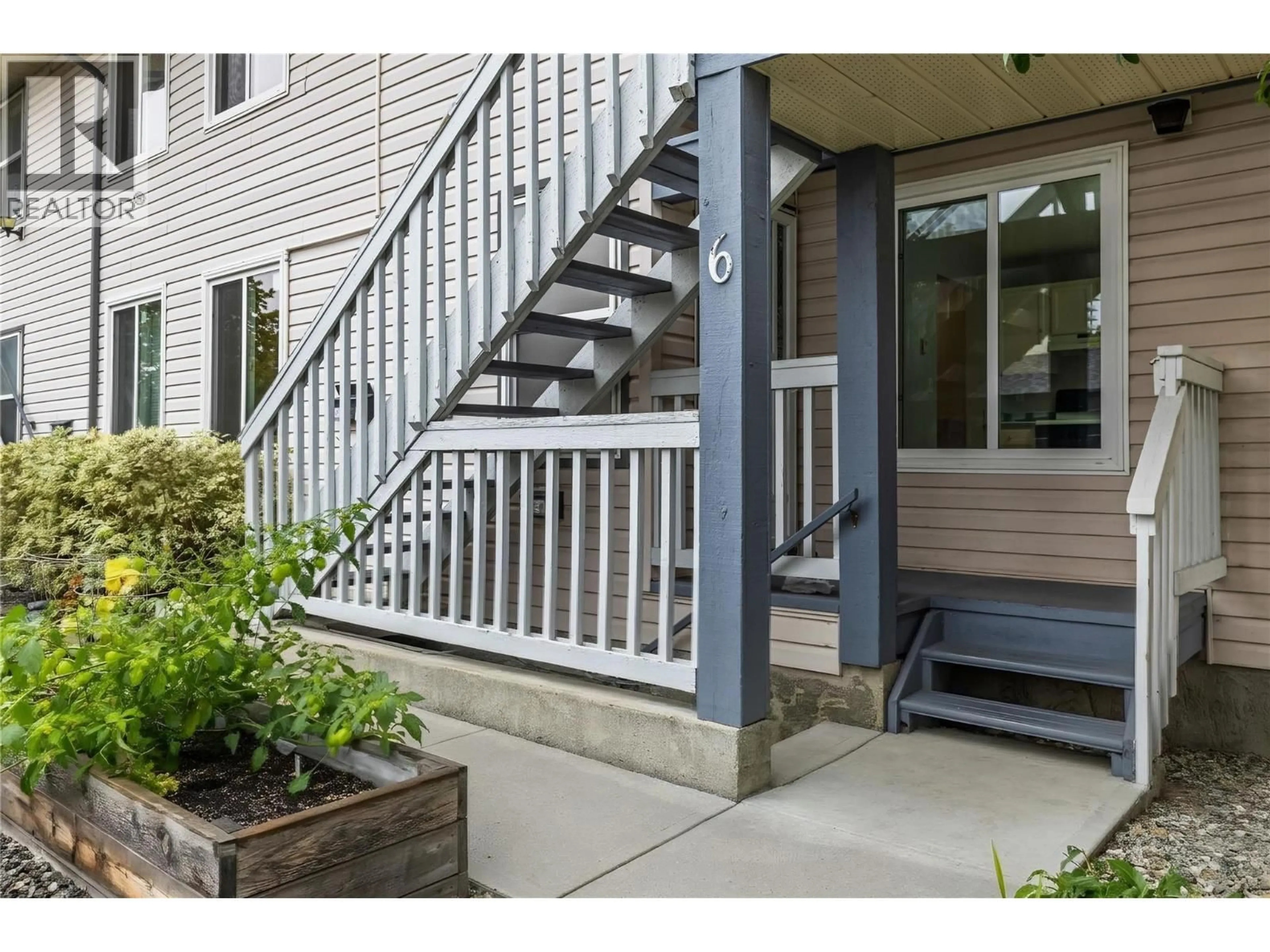 Indoor entryway for 6 - 3000 RICHTER STREET, Kelowna British Columbia V1Y8M5
