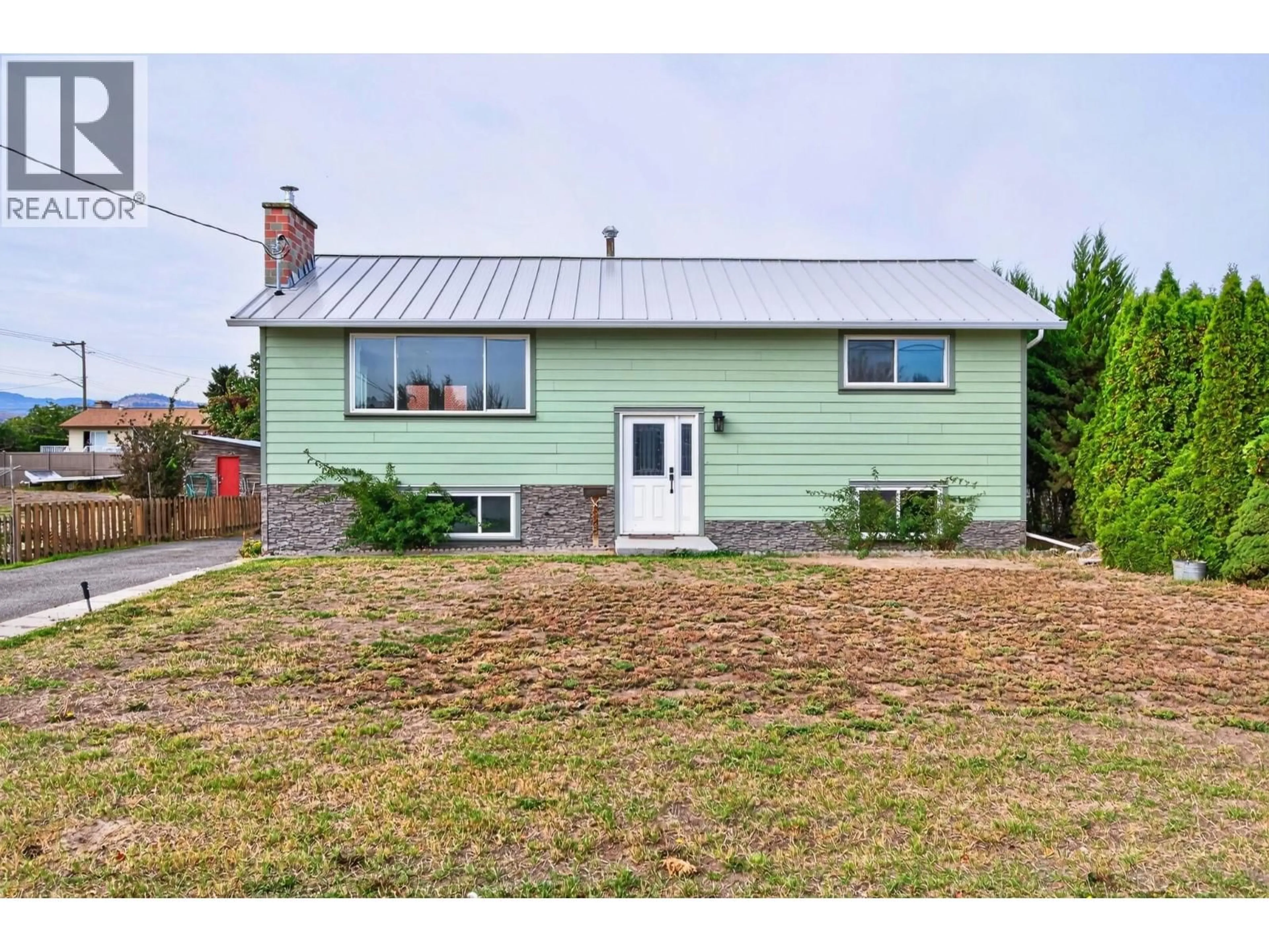 Home with vinyl exterior material, street for 828 MCBRIDE STREET, Kamloops British Columbia V2B5S3