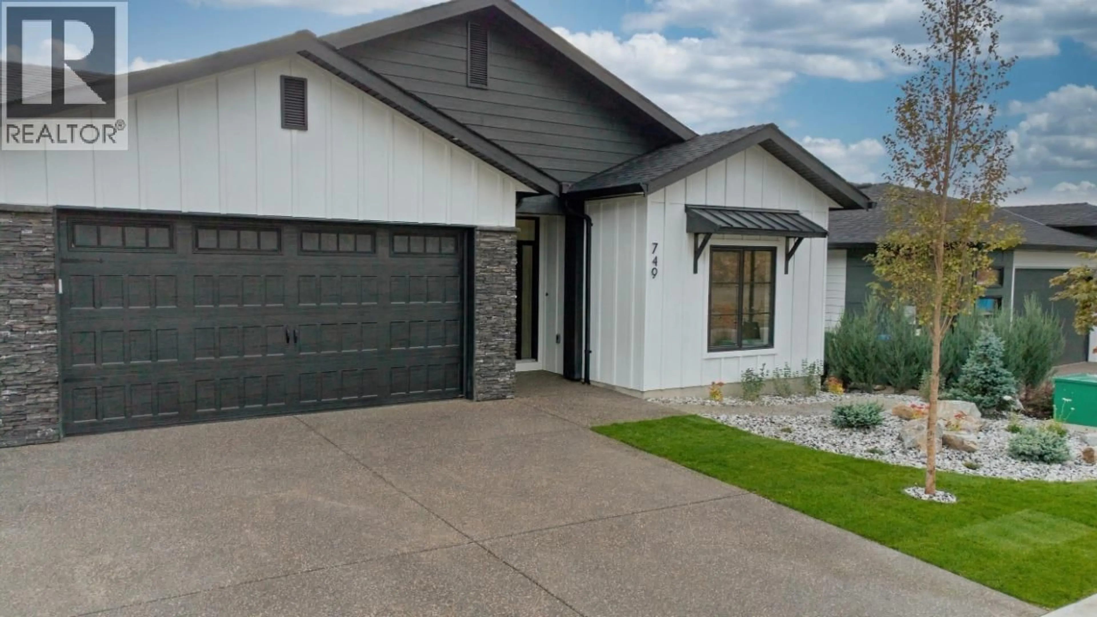 Home with vinyl exterior material, street for 749 CARLETON STREET, Kelowna British Columbia V1V0A8