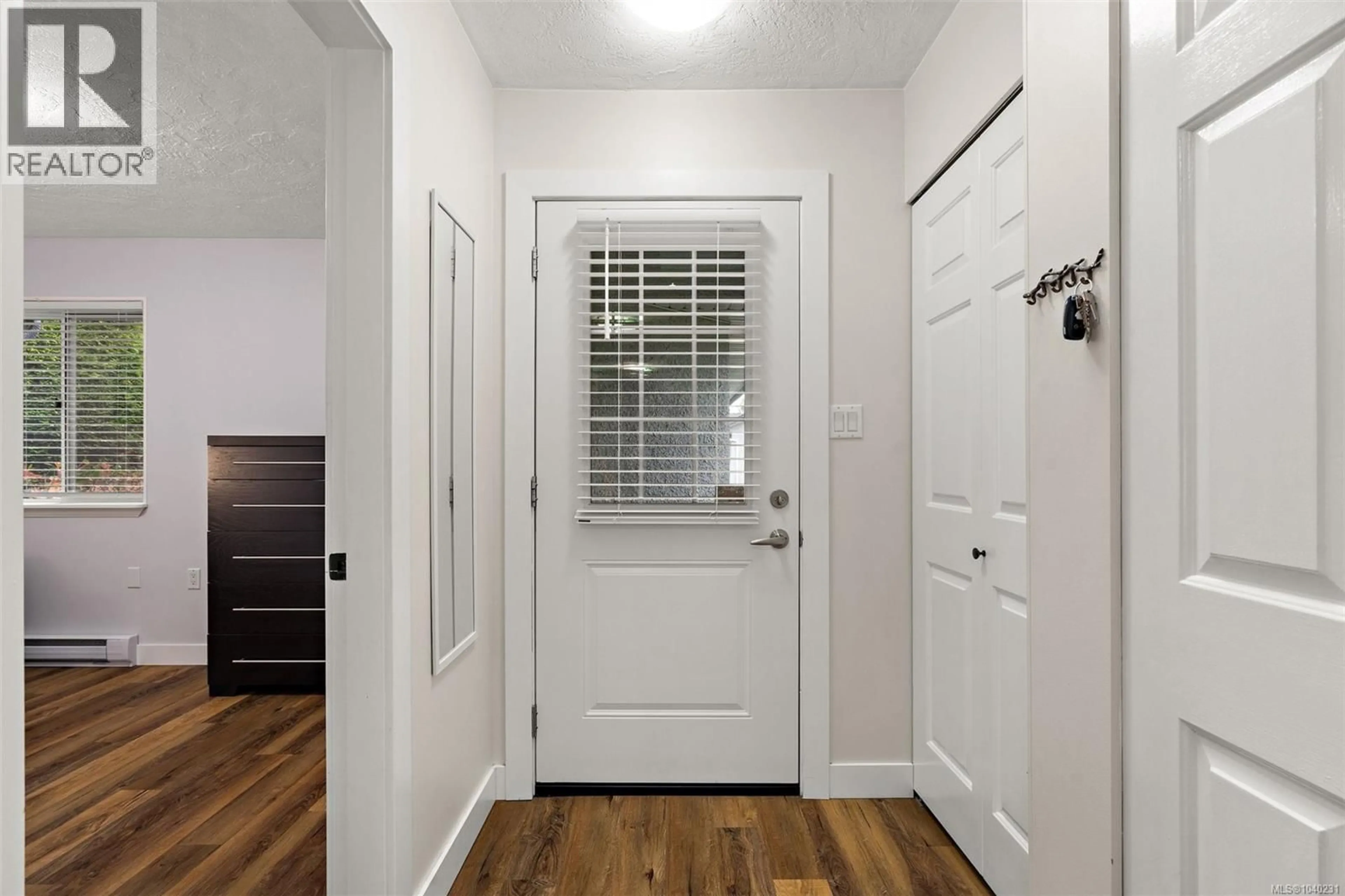 Indoor entryway for 52 - 2070 AMELIA AVENUE, Sidney British Columbia V8L4X6