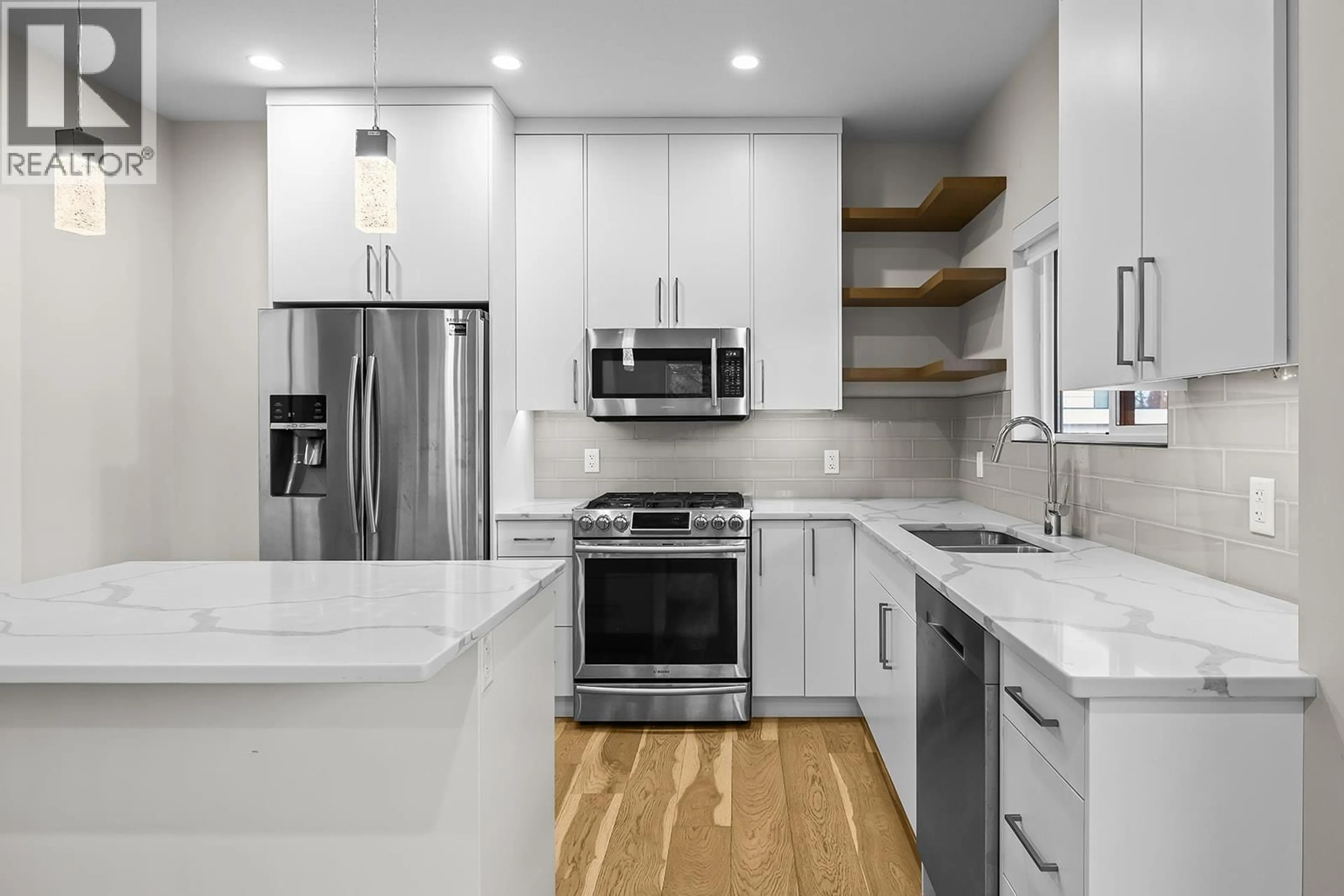 Contemporary kitchen, unknown for 813 ROSE AVENUE, Kelowna British Columbia V1Y5K3
