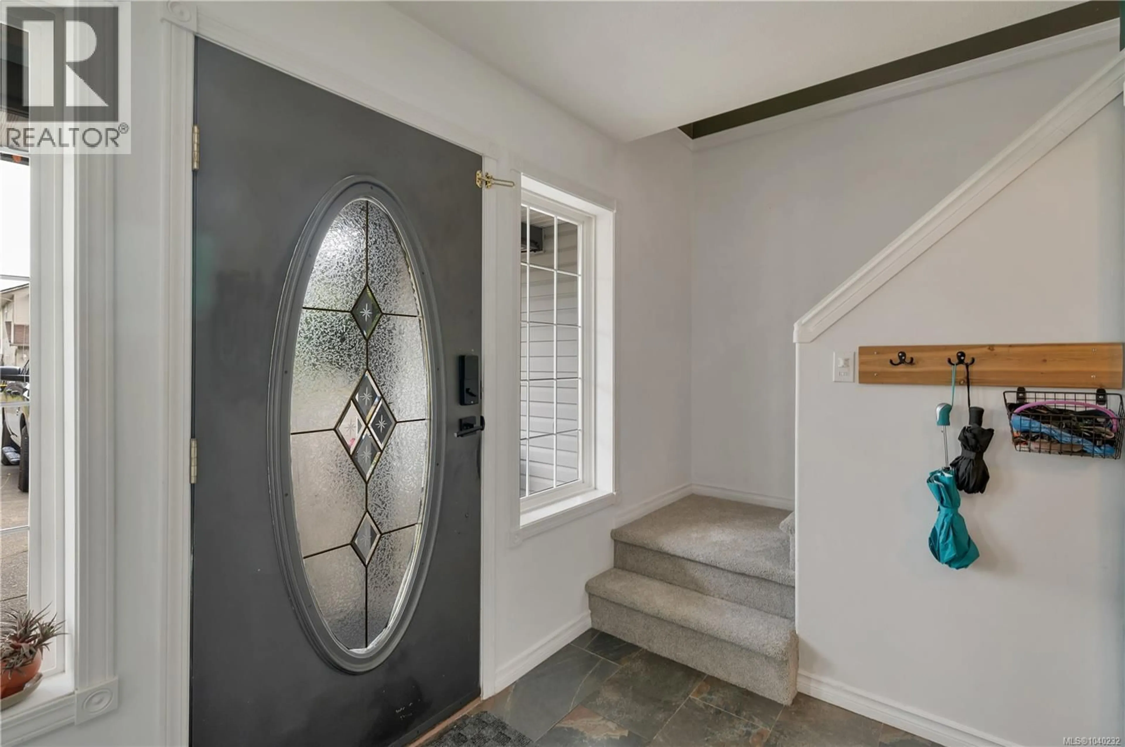 Indoor foyer for 2094 ALBEA ROAD, Campbell River British Columbia V9W6T4