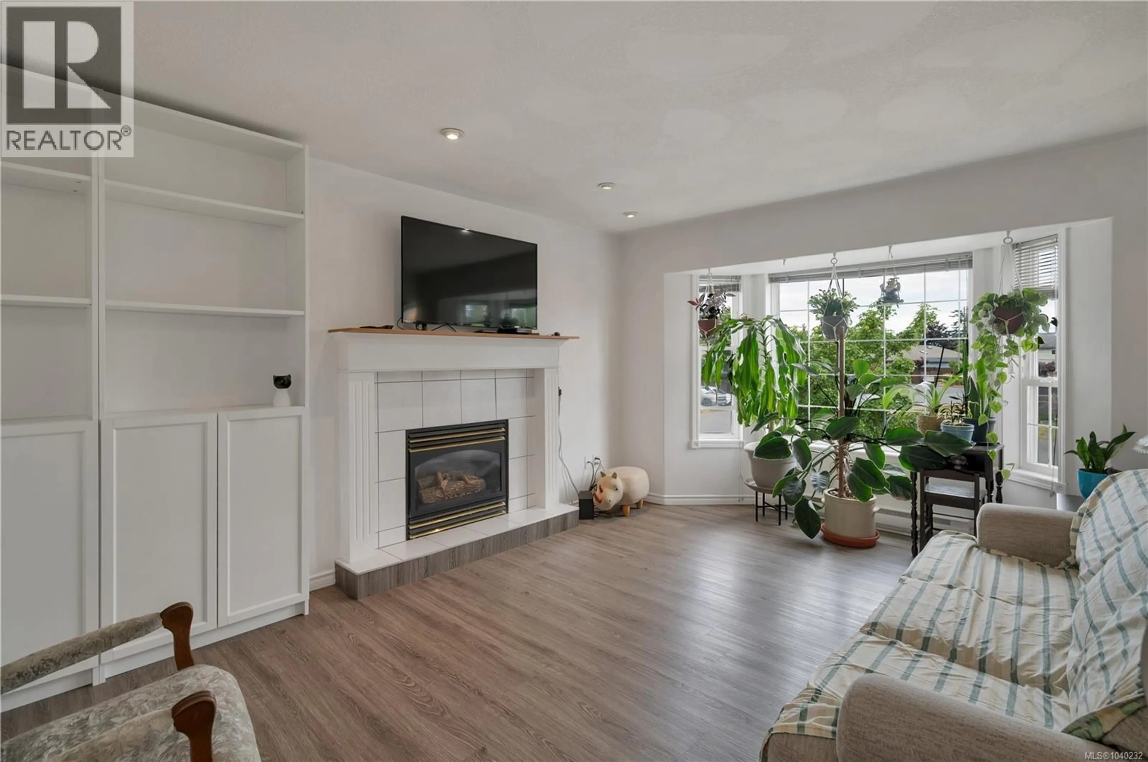 Living room with furniture, wood/laminate floor for 2094 ALBEA ROAD, Campbell River British Columbia V9W6T4