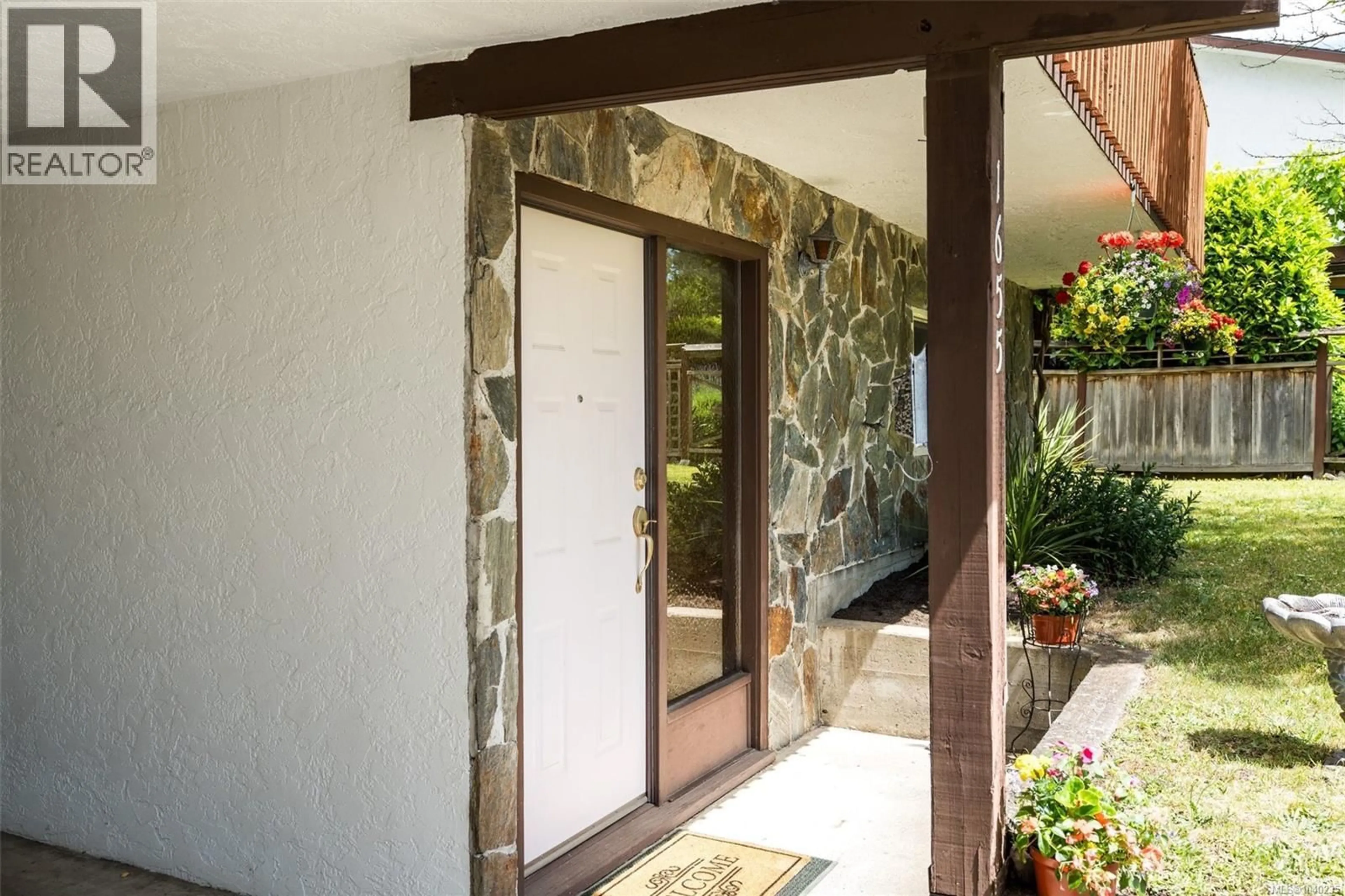 Indoor foyer for 1655 HYBURY PLACE, Saanich British Columbia V8N5L3