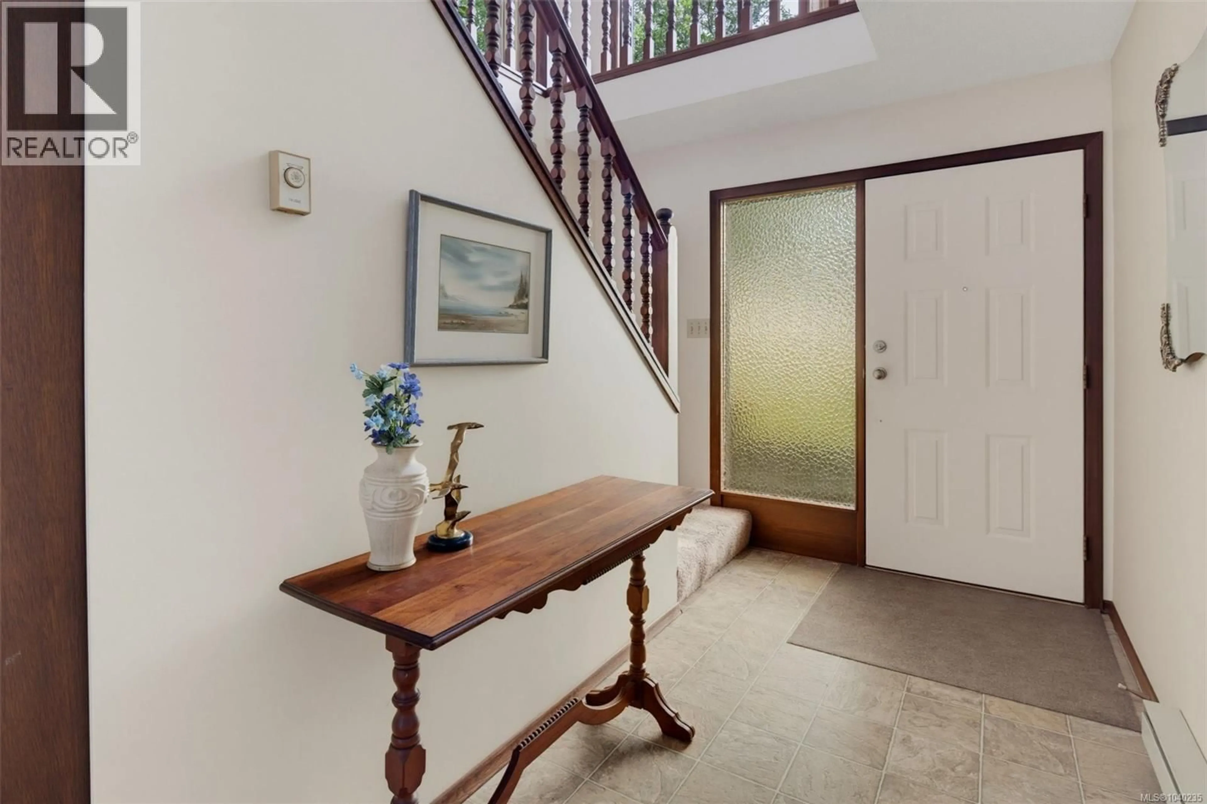 Indoor foyer for 1655 HYBURY PLACE, Saanich British Columbia V8N5L3