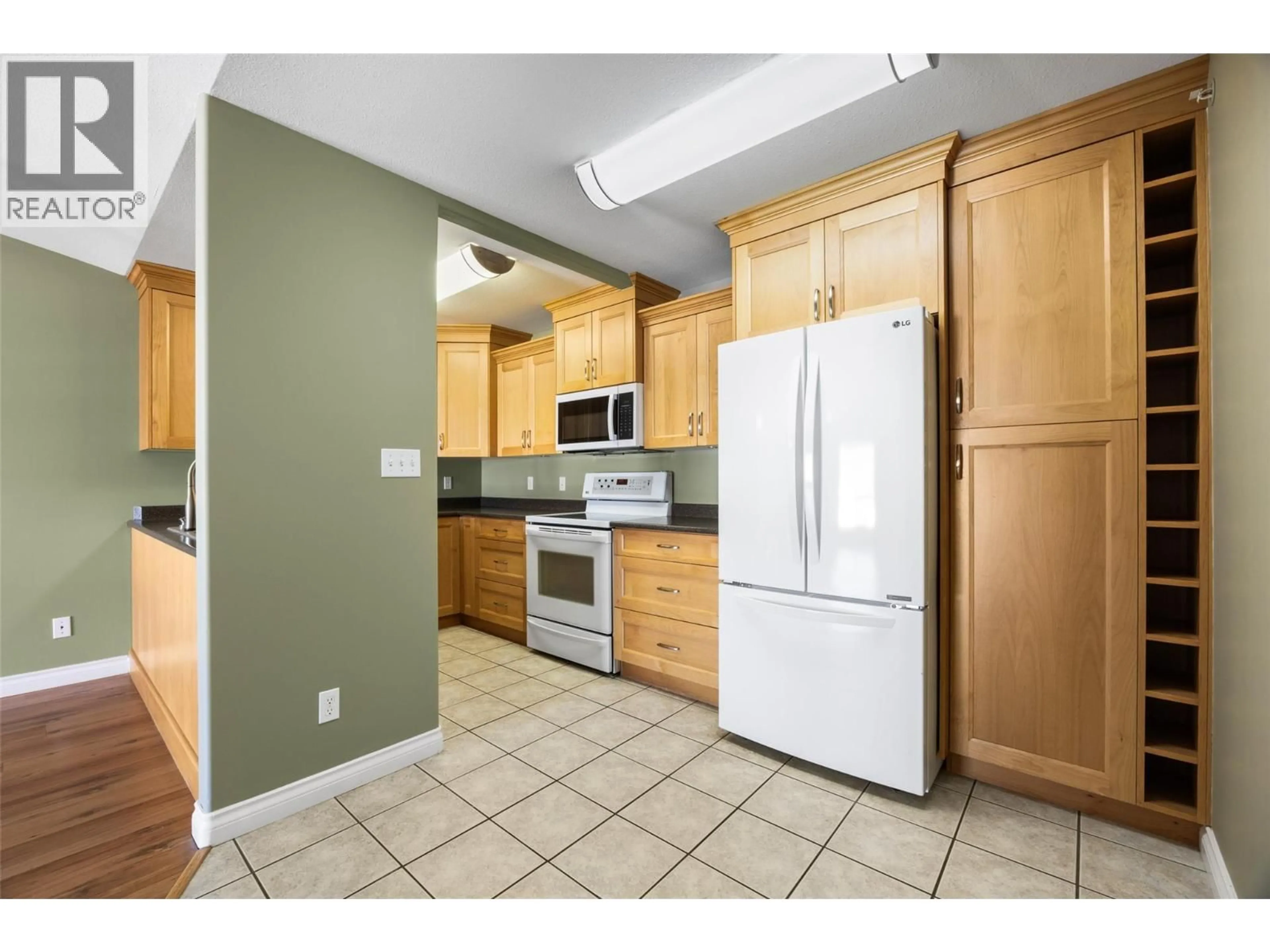 Standard kitchen, unknown for 407 - 683 VICTORIA STREET, Kamloops British Columbia V2C2B3
