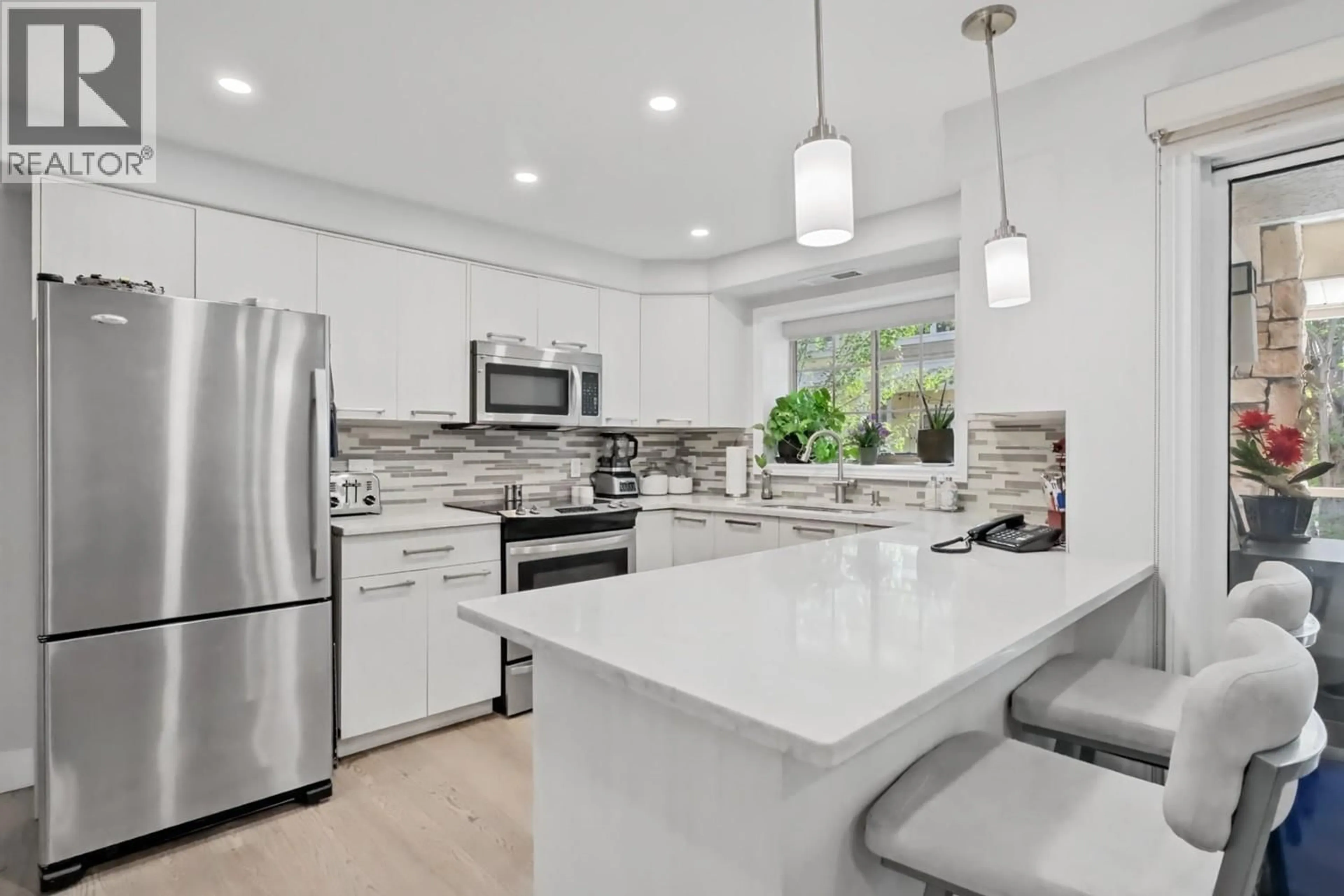 Open concept kitchen, ceramic/tile floor for 201 - 3335 RICHTER STREET, Kelowna British Columbia V1W3Y1