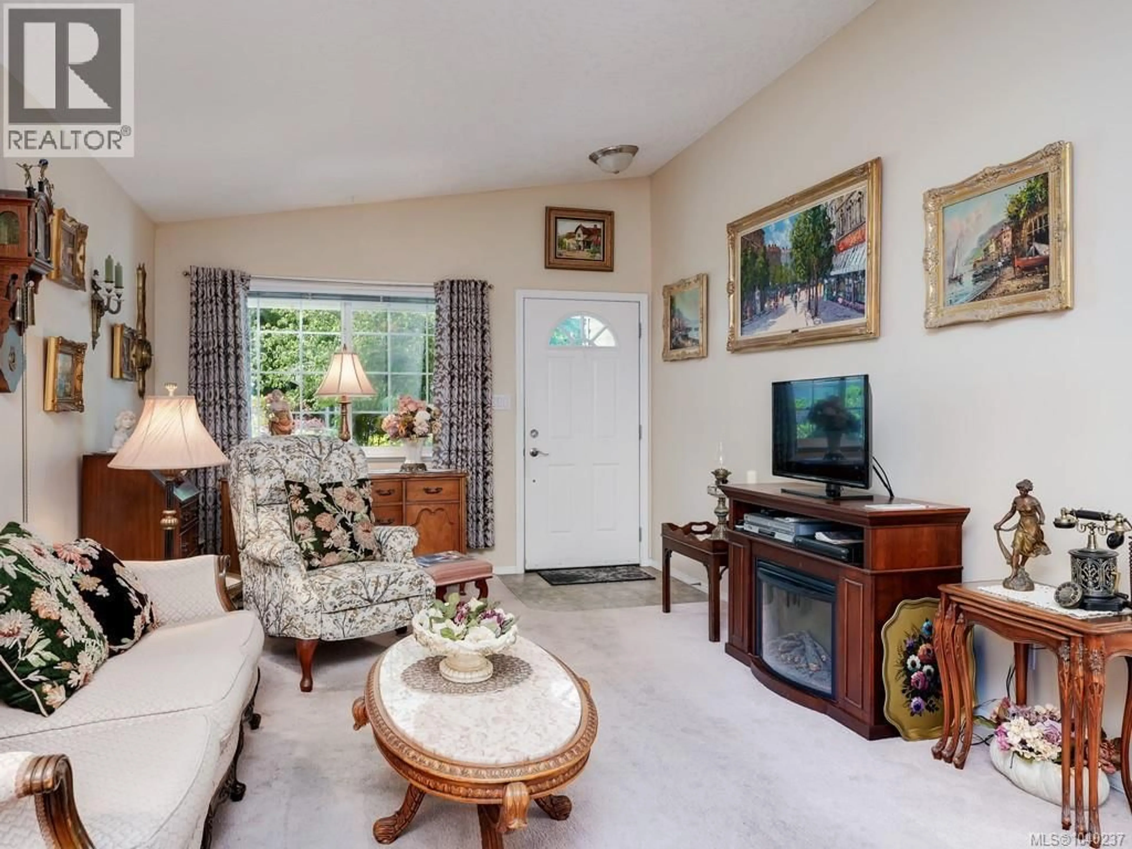 Living room with furniture, ceramic/tile floor for 100 - 7570 TETAYUT ROAD, Central Saanich British Columbia V8M2H4